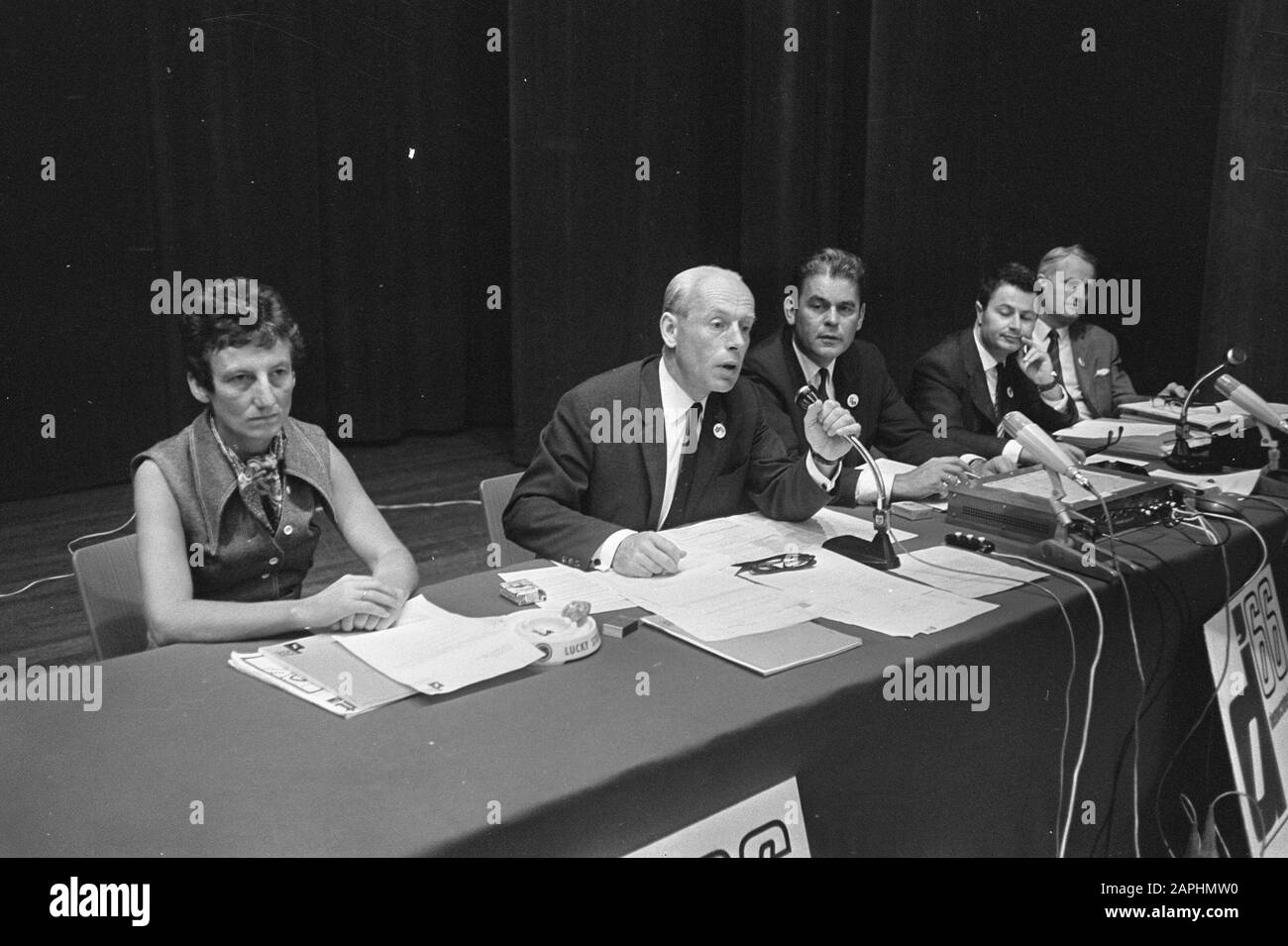 Parti Congress of d'66 in Leiden Description: Membres du forum derrière la table: VNR Mme J. Soetenhorst- de Savorin Lohman, J.M. Marque, W. Kingma, M.G. Rood et W. van Zijl Date : 13 septembre 1968 lieu : Leiden, Zuid-Holland mots clés : congrès, portraits de groupe, partis politiques Nom personnel : rood, M.G., Soetenhorst-de Savorin Lohman, J. Banque D'Images