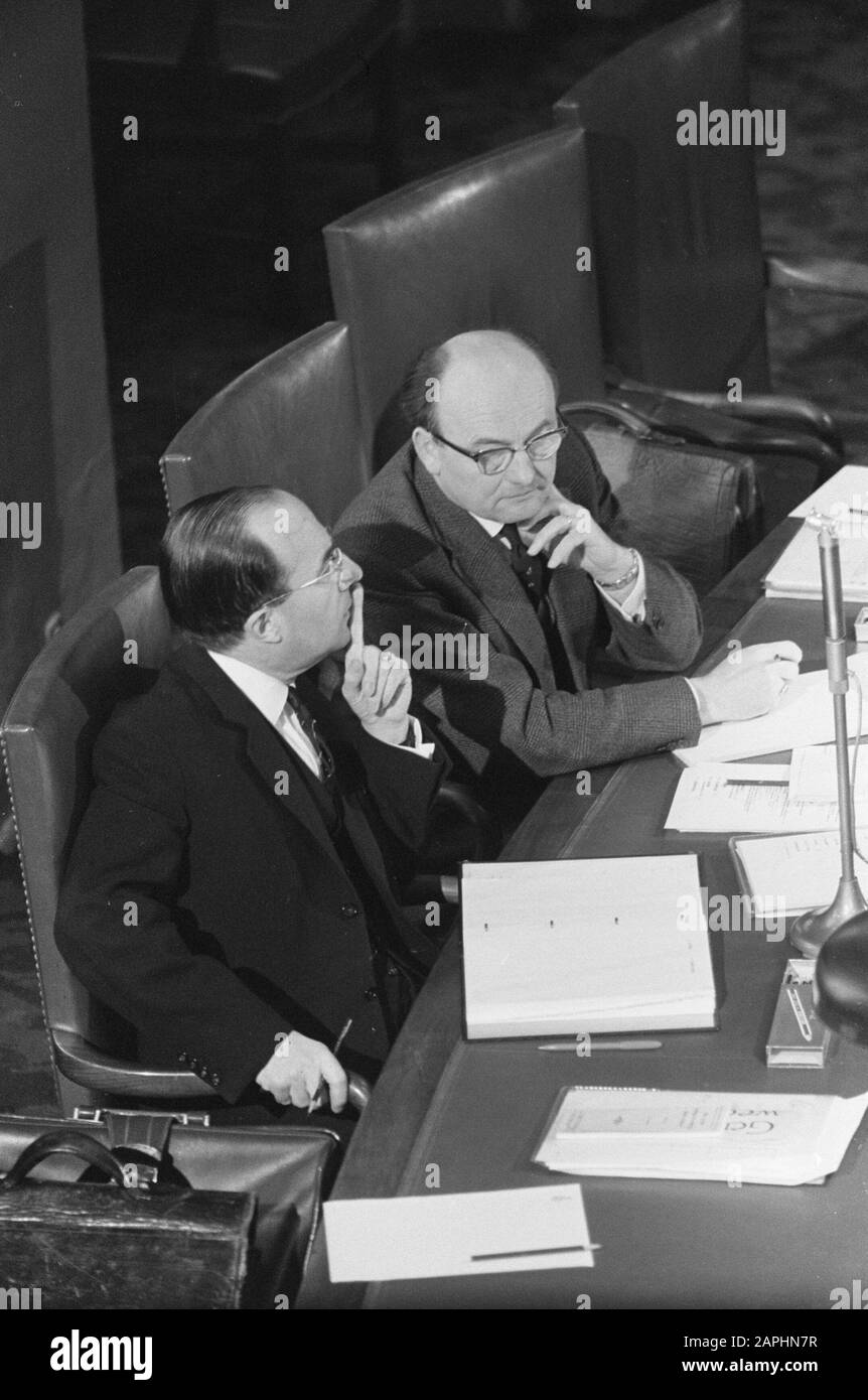 Le Mammoetwet au Sénat, derrière la table du gouvernement le ministre Cals et le professeur Janssen, secrétaire d'État à l'éducation et aux arts Date : le 5 février 1963 lieu : la Haye, Hollande-Méridionale mots clés : secrétaires d'État, tables du gouvernement Nom personnel : CAL, JO, Prof. Janssen Banque D'Images