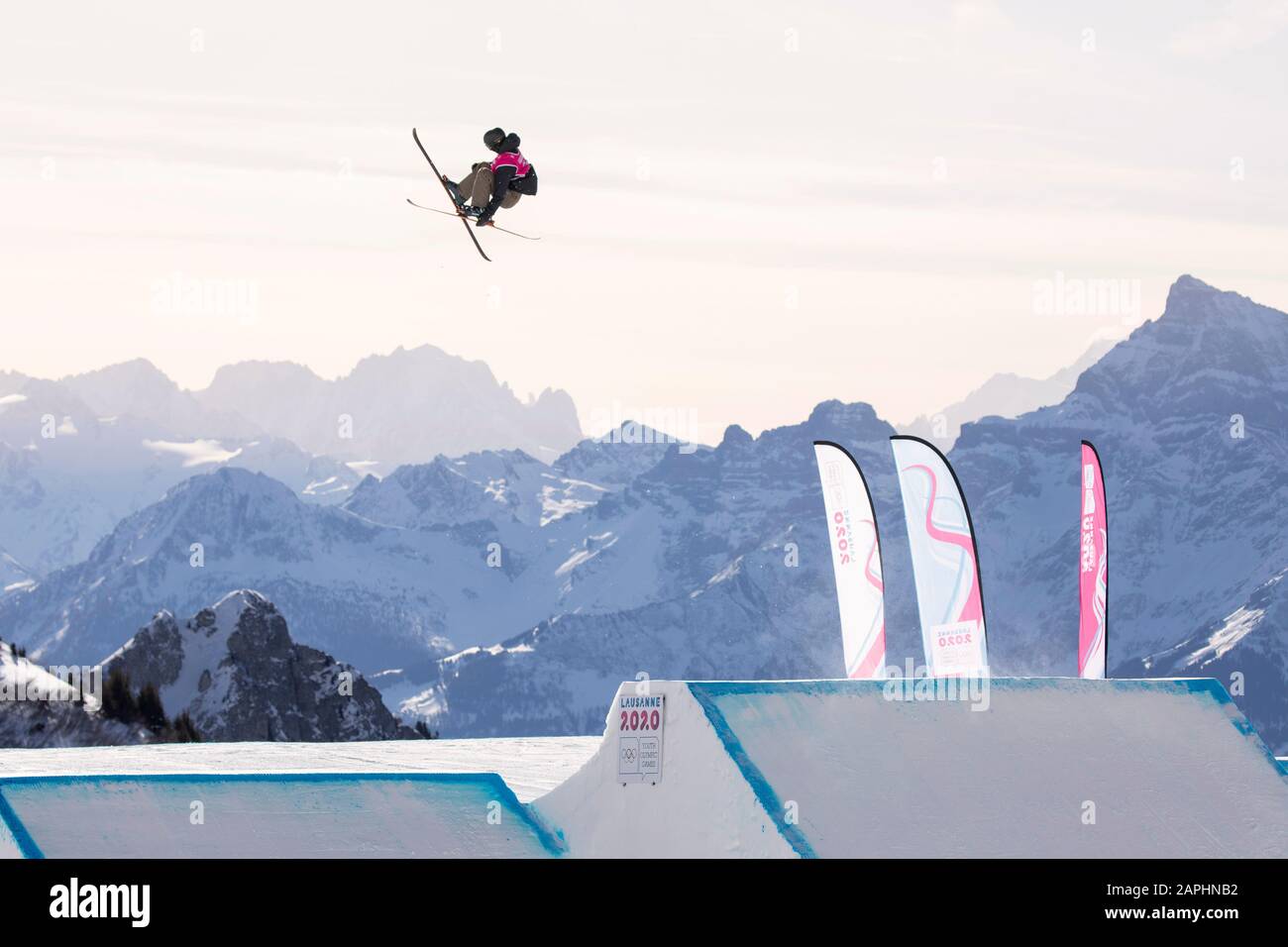 Jasper Klein (17) de l’équipe GB participe à la finale de la Grande Air Freeski pour hommes lors des Jeux Olympiques de la Jeunesse de Lausanne 2020 le 22 janvier 2020. Banque D'Images