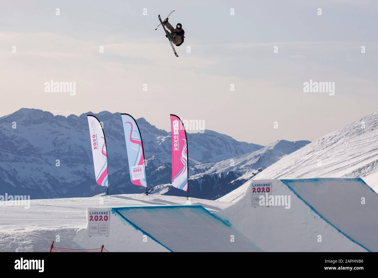Jasper Klein (17) de l’équipe GB participe à la finale de la Grande Air Freeski pour hommes lors des Jeux Olympiques de la Jeunesse de Lausanne 2020 le 22 janvier 2020. Banque D'Images
