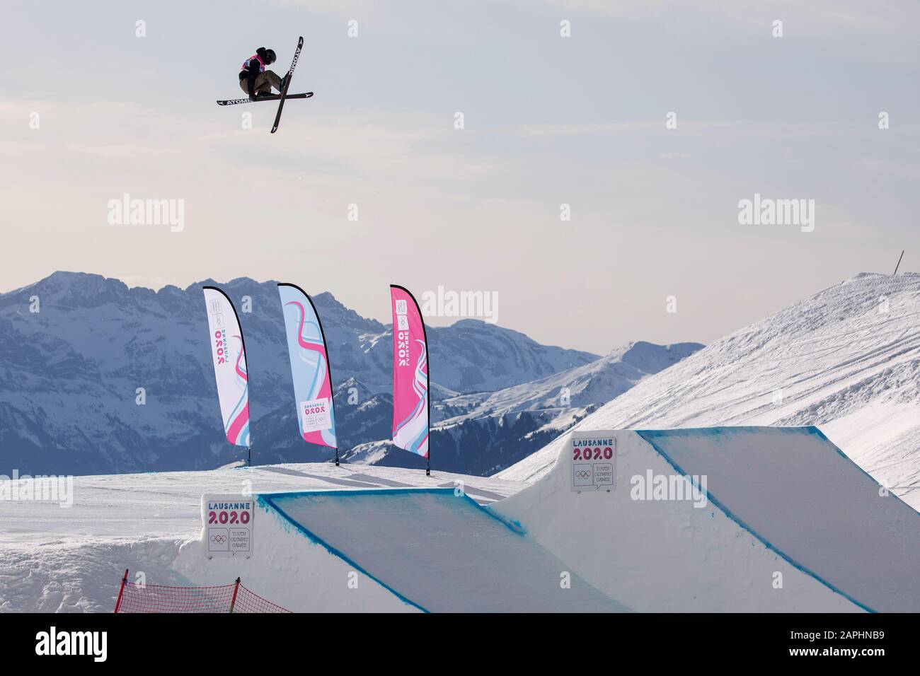 Jasper Klein (17) de l’équipe GB participe à la finale de la Grande Air Freeski pour hommes lors des Jeux Olympiques de la Jeunesse de Lausanne 2020 le 22 janvier 2020. Banque D'Images