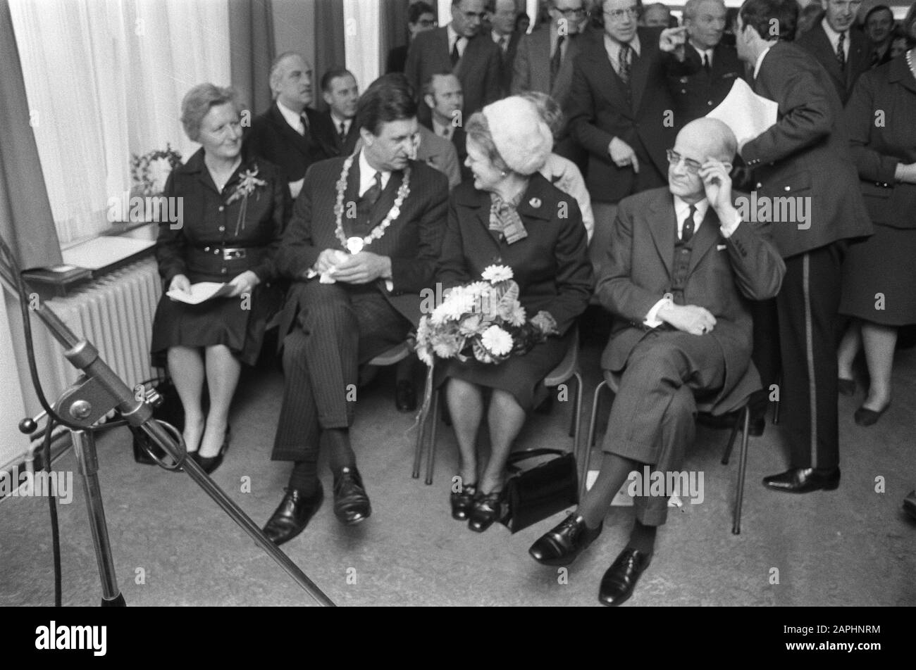 Le ministre de Gaay Fortman ouvre le nouveau quartier général de la police à Hoofddorp Description: Le ministre droit, troisième maire de Stam Date: 11 février 1974 lieu: Hoofddorp, Noord-Holland mots clés: Maires, ministres, ouvertures, police Nom personnel: Gaay Fortman, Gaius de, Tribe, C. of Banque D'Images