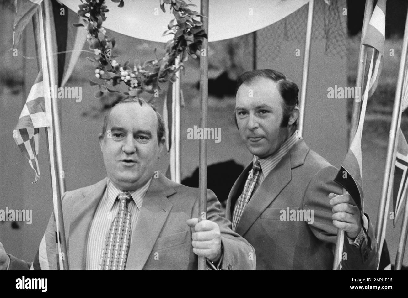 Description: De Mounties (Piet Bambergen (l) et René van Vooren) dans le studio de télévision dans un panier à ballons Date: 11 décembre 1970 lieu: Hilversum mots clés: Comédiens, studios Nom personnel: Bambergen, Piet, Vooren, René van Banque D'Images