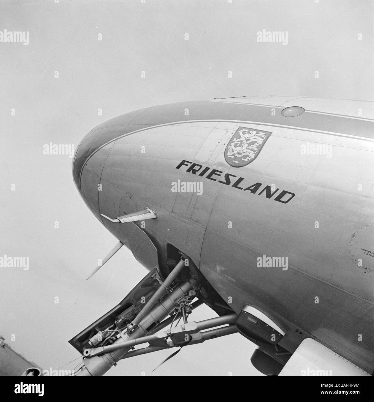 Style corporatif et emblèmes KLM Description: Le nom de l'aéronef quatre moteurs KLM Lockheed Constellation passagers numéro d'enregistrement 'Friesland' pH-LDS à l'aéroport de Schiphol Date: Août 1951 lieu: Noord-Holland, mots clés: Emblèmes, logos, avions Nom personnel: Friesland Banque D'Images