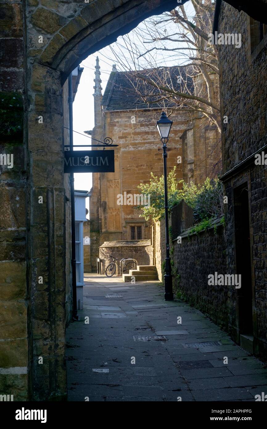 Autour de Sherbourne, petite ville de marché à West Dorset UK. L'allée qui passe devant le musée jusqu'à l'abbaye Banque D'Images