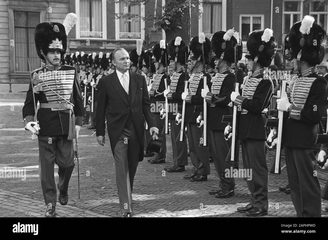 Le nouvel ambassadeur des États-Unis d'Amérique, Z. E. William Jennings Dyess, inspecte la garde honoraire du Palais Lange Voorhout à la Haye Date : 2 septembre 1981 lieu : le Hagu, Lange Voorhout, États-Unis, Zuid-Holland mots clés : diplomates, gardes honoraires, palais Nom personnel : Jennings Dyess, William Banque D'Images