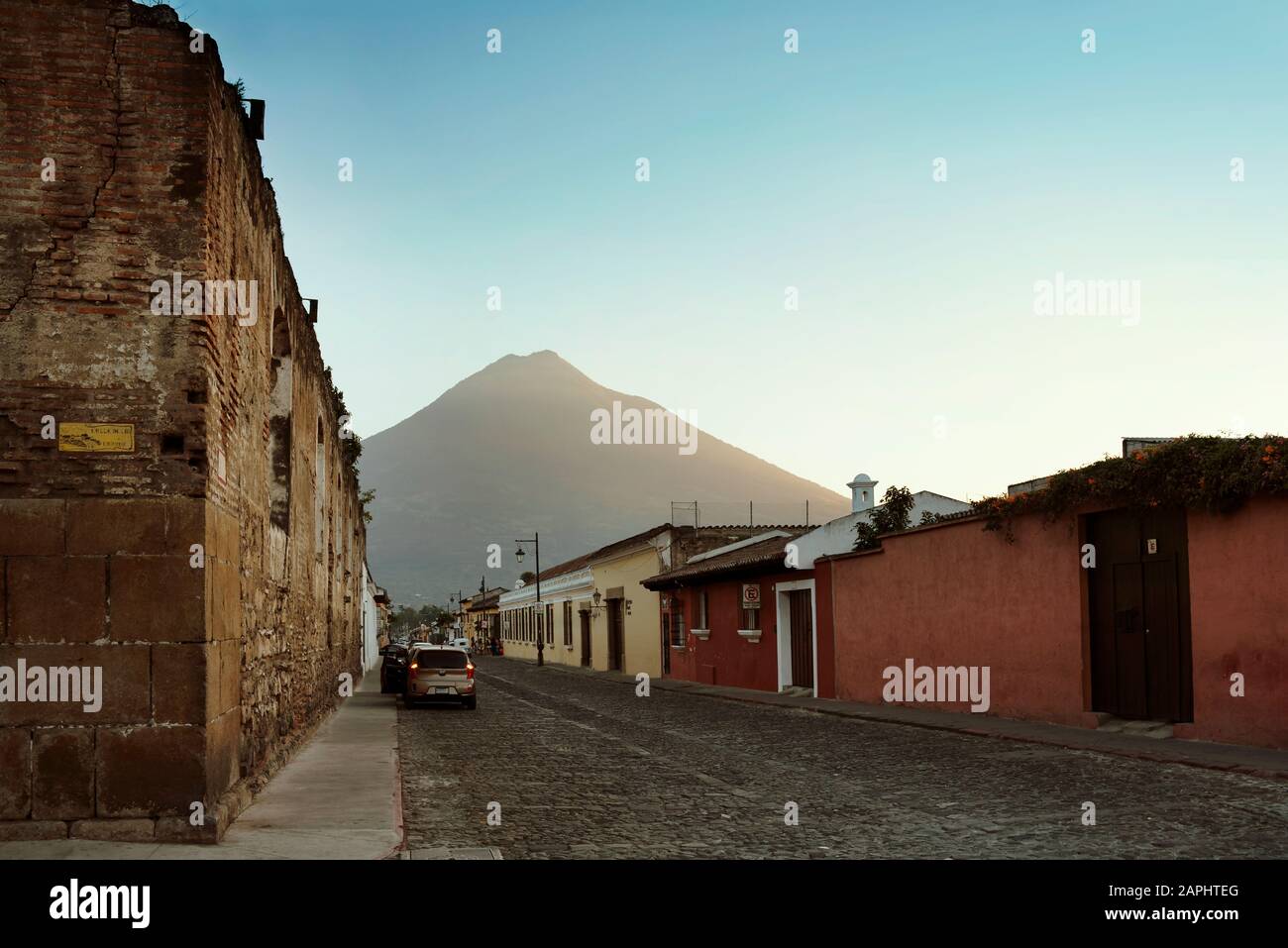 Vue panoramique sur la rue avec le volcan de Agua en arrière-plan. Avenida Norte et Calle de los Carros à l'angle, Antigua, Guatemala. Janvier 2019 Banque D'Images