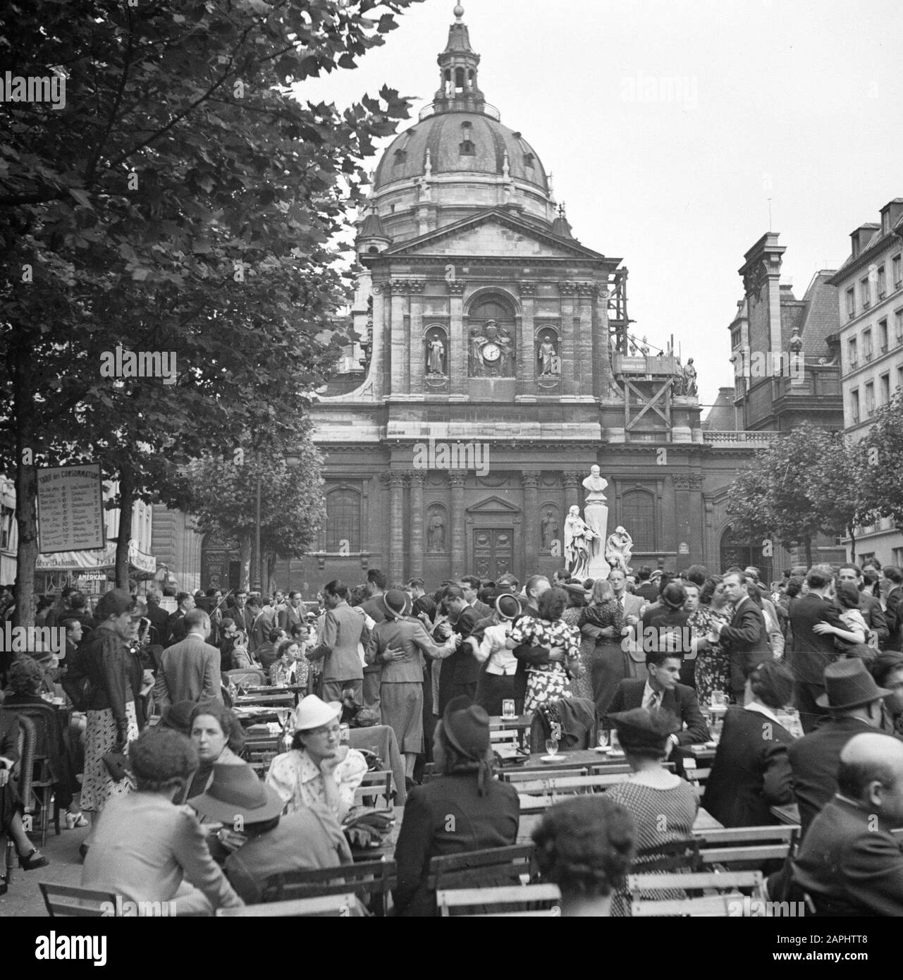 Etudiants de l'Université de Paris (Sorbonne) Description: La Place de la Sorbonne avec la Chapelle de l'Université Ste Ursula Date: 1948 lieu: France, Paris mots clés: Églises, places, étudiants, chapelles universitaires Banque D'Images