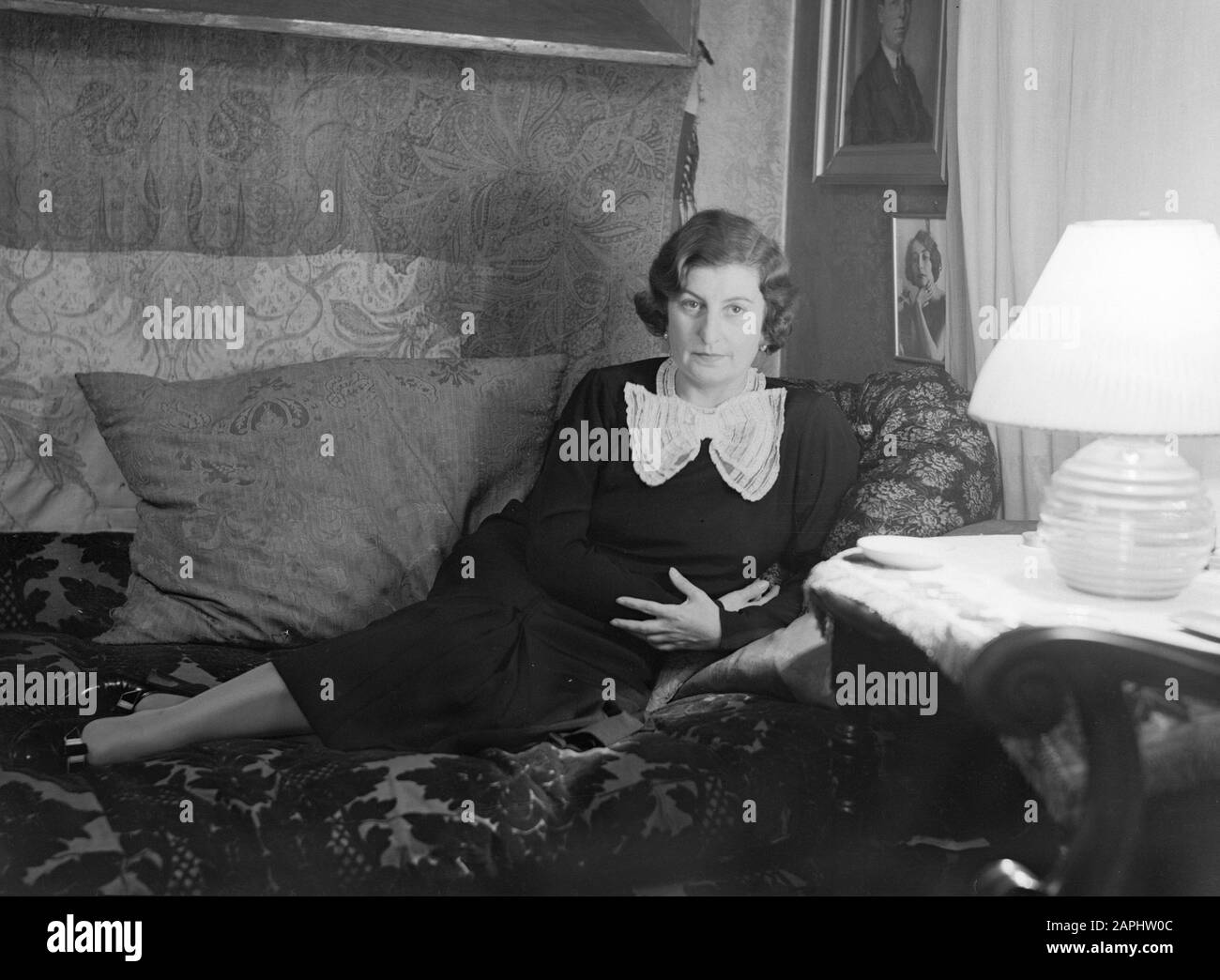 Voyage en Pologne Description: La soprano polonaise Ewa Bandrowska-Turska posée sur un divan Annotation: Ewa Bandrowska-Turska (1894-1979) était un célèbre chanteur d'opéra qui était non seulement en Pologne mais aussi en Europe occidentale et aux États-Unis. En 1946, elle devient chargée de cours au Conservatoire de Cracovie et plus tard au Conservatoire de Varsovie. Elle a reçu le Prix d'Etat de la République Populaire polonaise en 1952 Date: 1934 lieu: Pologne, Varsovie mots clés: Opéras, portraits, chanteurs Nom personnel: Bandrowska-Turska, Ewa Banque D'Images