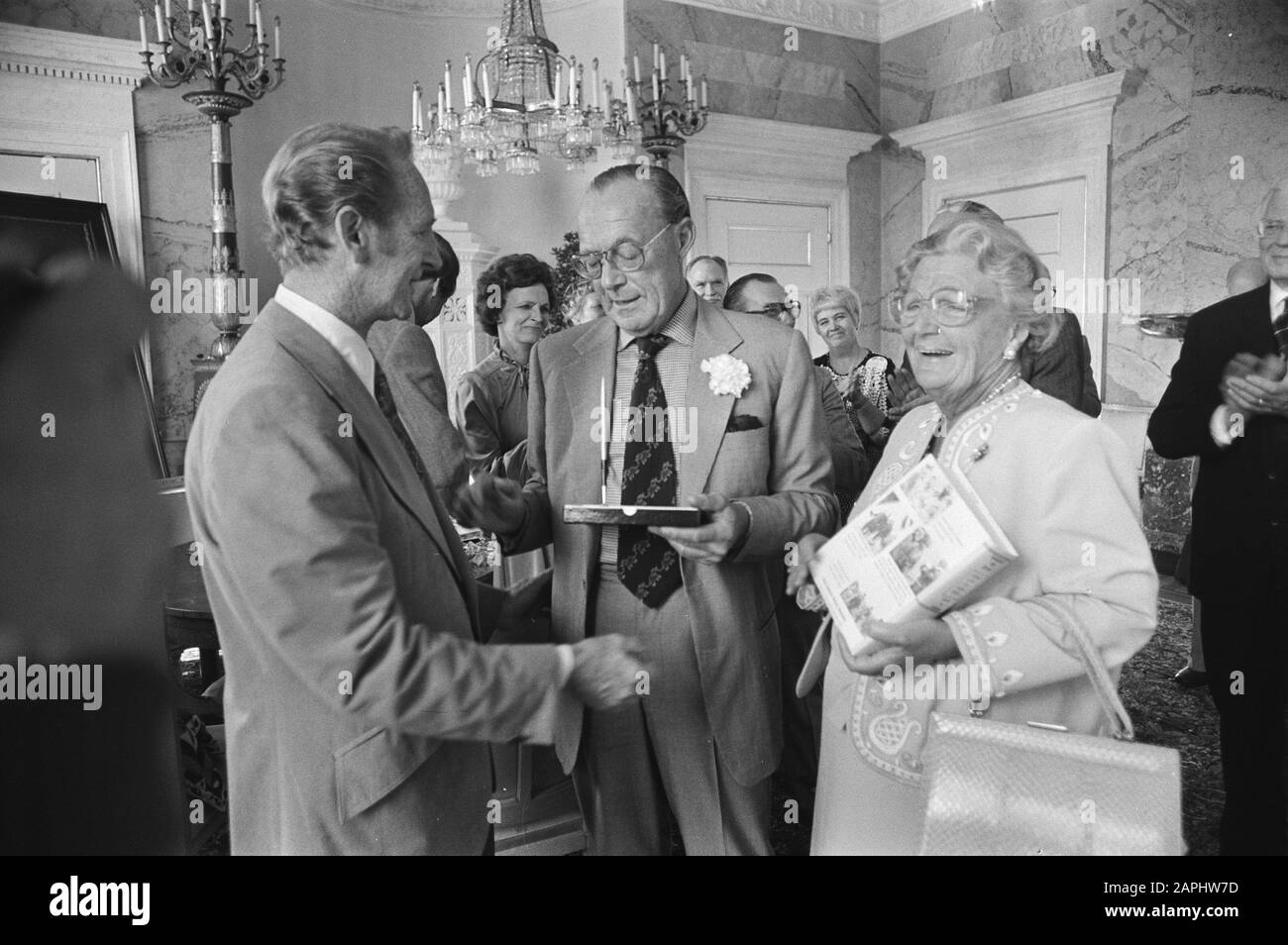 Livre sur la 101ème Division aéroportée offerte par d'anciens guerriers à la Reine Juliana au Palais Soestdijk Description: Le président de la 101ème Association de Division aéroportée, Weldon Combs, livre sur cette Division à la Reine Juliana, tandis que le Prince Bernhard présente un ensemble de stylos? Annotation: Objet Rendezvous with Destiny by Leonard Rapport and Arthur Northwood Date: 20 septembre 1979 lieu: Baarn mots clés: Livres, cadeaux, reines, palais, princes Nom personnel: Bernhard (prince Pays-Bas), Combs, Weldon, Juliana (Queen Pays-Bas) Banque D'Images