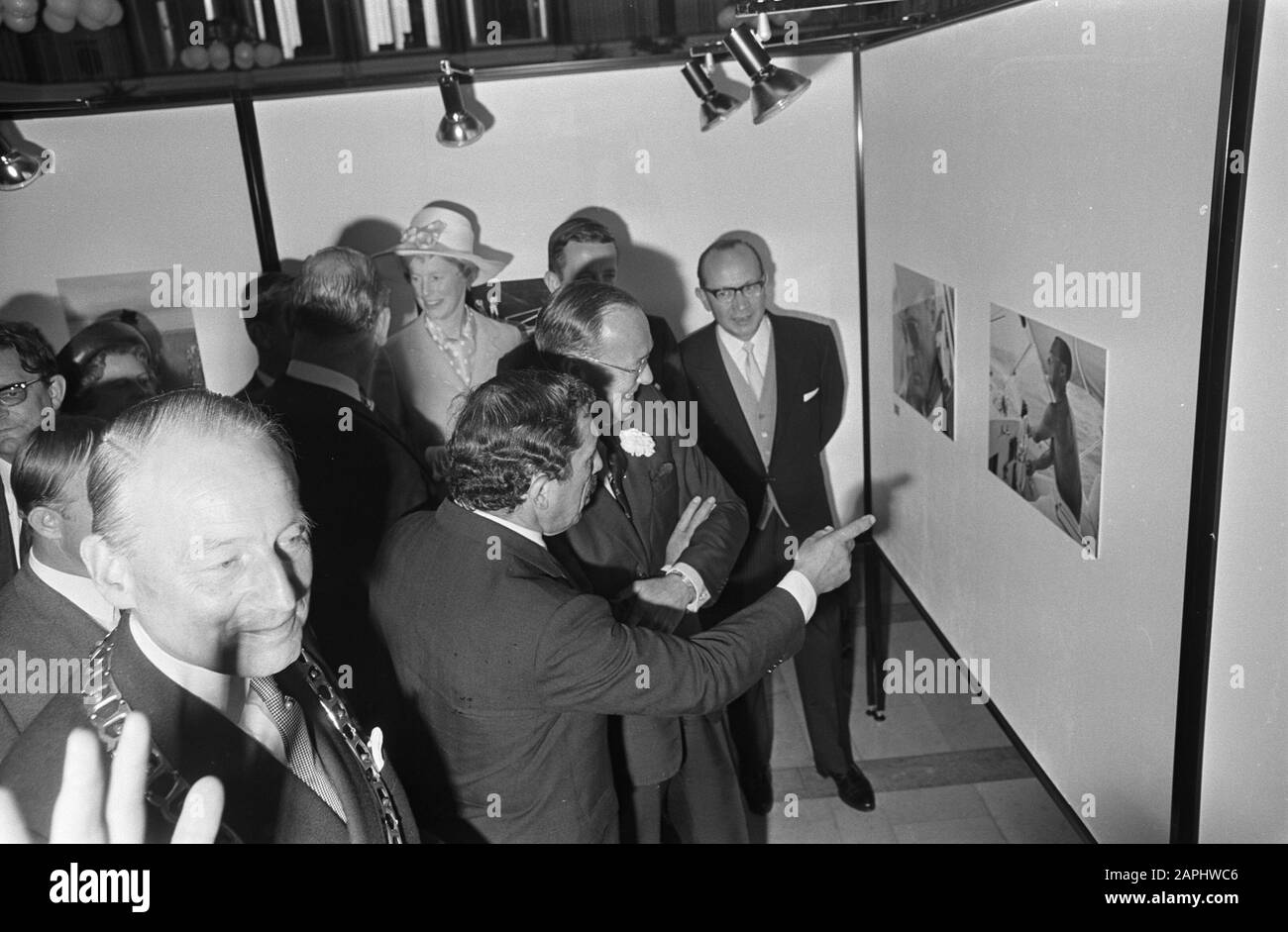 Prins Bernhard visites Twente Description: De Prins visite la couleur exposition photo monde en couleur à Hengelo Date: 5 septembre 1968 lieu: Hengelo, Overijssel mots clés: Visites, portraits de groupe, expositions Nom personnel: Bernhard, prince (1911-2004) Banque D'Images
