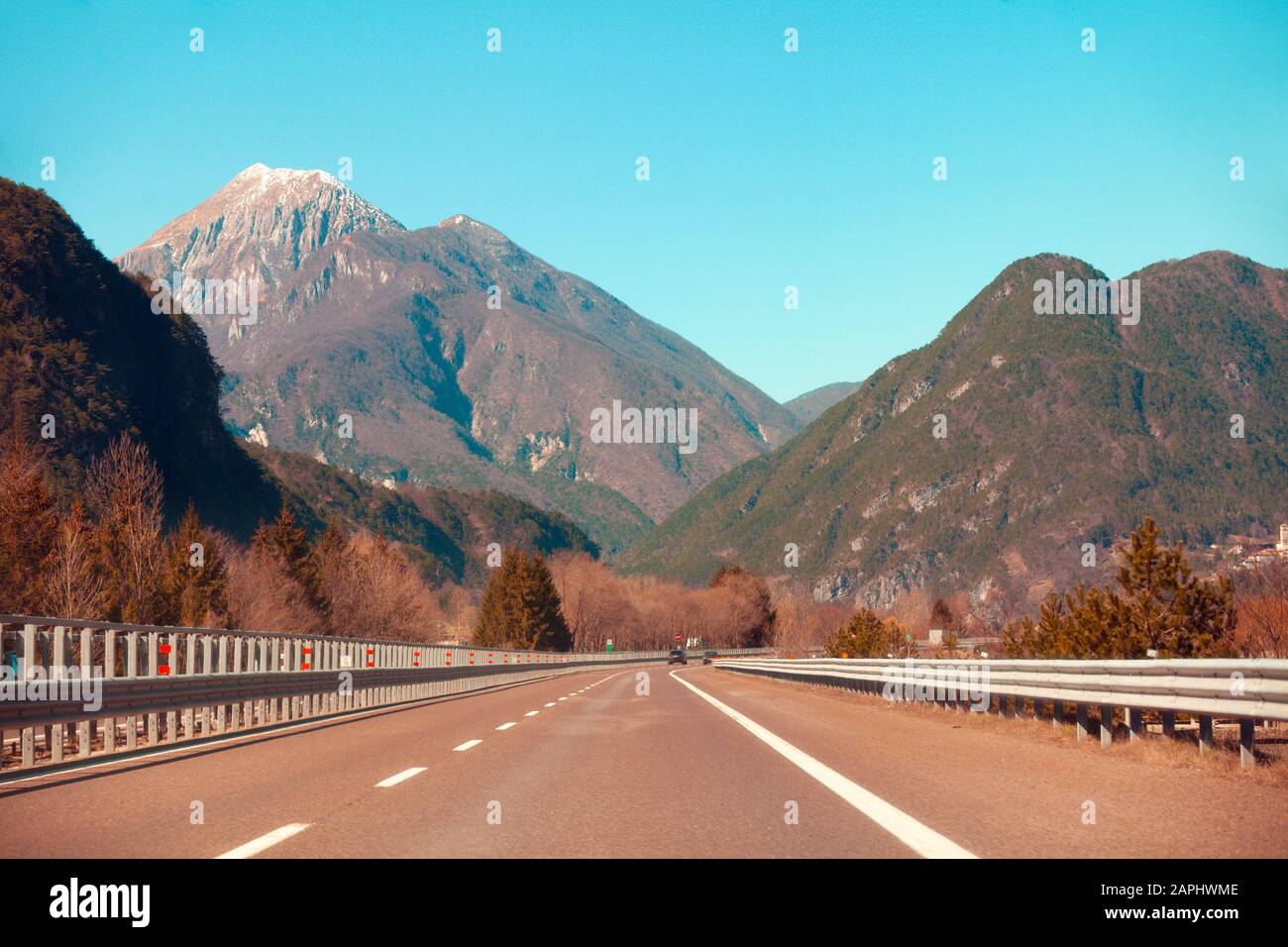 Voir de beaux paysages de montagne à travers le pare-brise lors d'une journée ensoleillée. Conduire une voiture sur route sinueuse de montagne dans le parc national Picos de Europa. C Banque D'Images