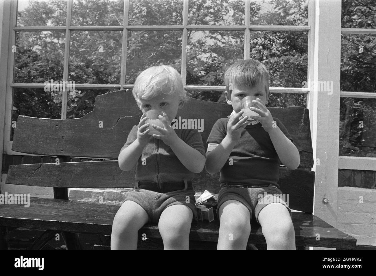 Princesse Margriet avec ses enfants en vacances sur l'île Schiermonnikoog Description: Les princes Bernhard jr. (L) et Maurits Annotation: Le mari de la princesse Margriet, m.. Pieter van Vollenhoven, s'est joint à sa famille le week-end Date: 14 juin 1972 lieu: Friesland, Schiermonnikoog mots clés: Prinssen Nom personnel: Bernhard jr., prince, Maurits, prince Banque D'Images