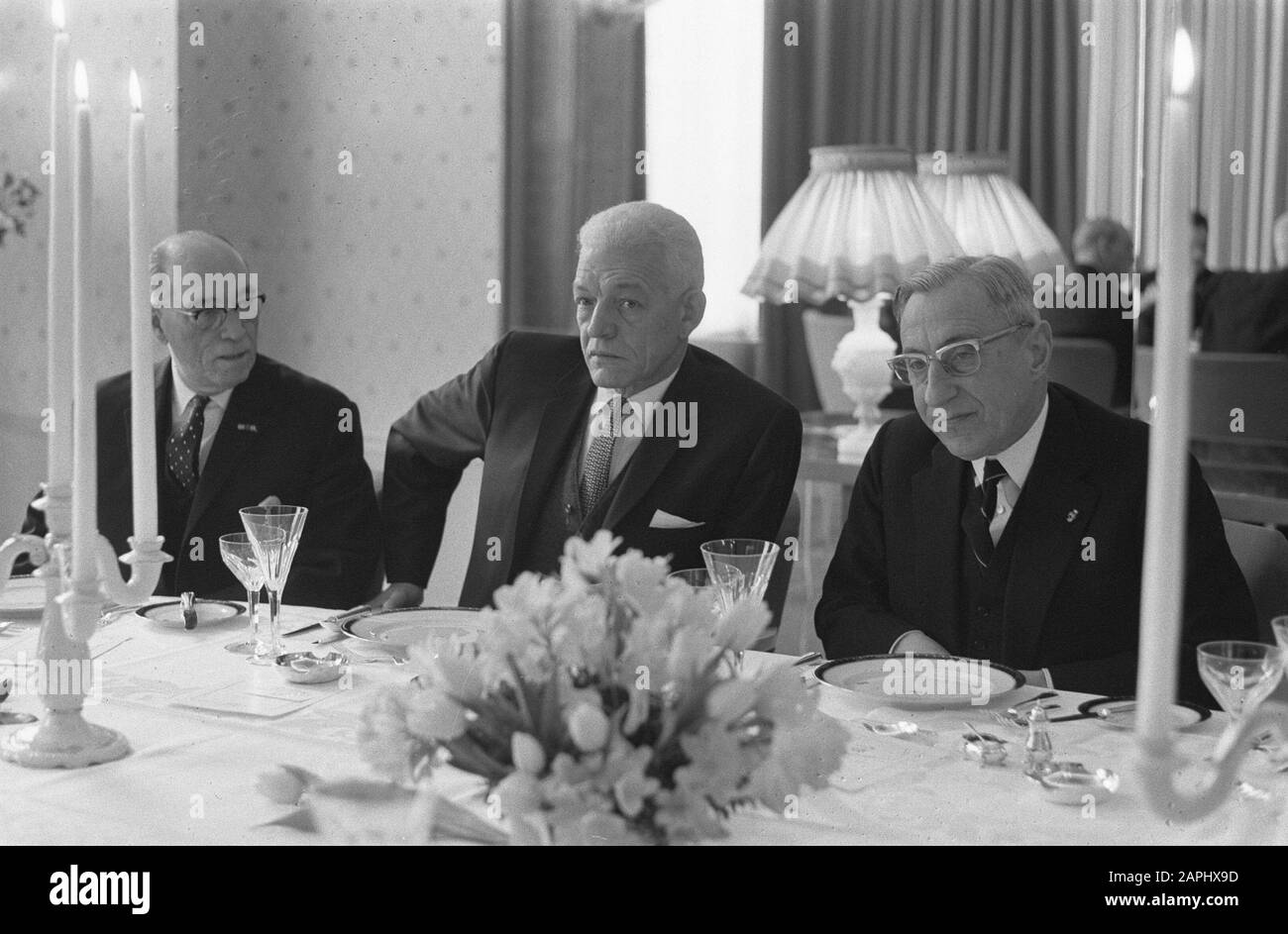 Le gouvernement a offert au président de la République dominicaine un déjeuner à l'Hôtel de Witte Brug à la Haye. V.l.n.r W. F. M. Lampe, Juan Bosch (président)/Date: 14 février 1963 lieu: Den Haag, Zuid-Holland mots clés: Déjeuner, présidents Nom personnel: Juan Bosch, Lampe, Wim Banque D'Images