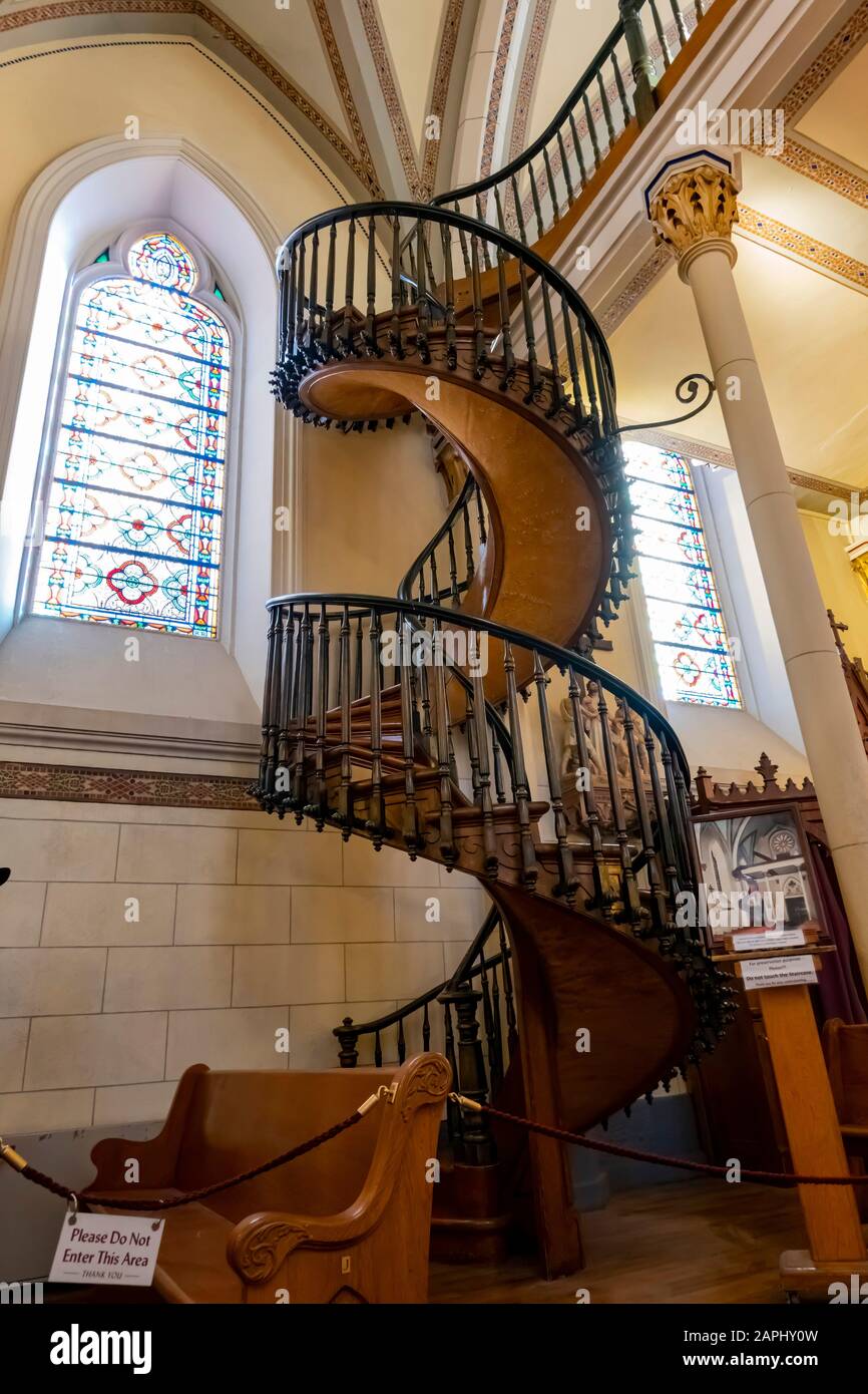 Santa Fe, OCT 6 : escalier en spirale en forme d'hélice de la célèbre  chapelle Loretto sur OCT 6, 2019 à Santa Fe, Nouveau-Mexique Photo Stock -  Alamy