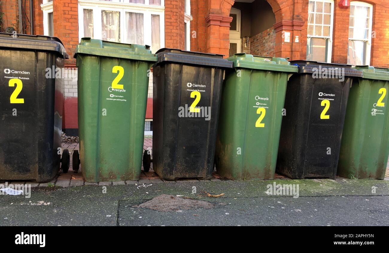 Six poubelles à roues avec le numéro 2 Banque D'Images