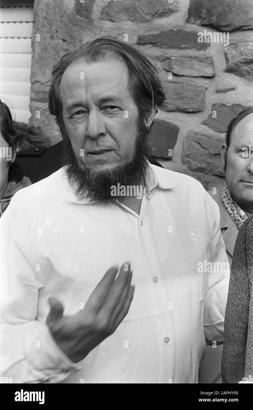 L'écrivain russe Alexander Solzhenitsyn a été expulsé de Russie et reste maintenant dans la maison d'Heinrich Böll Description: L'écrivain parle à la presse Date: 14 février 1974 lieu: Allemagne, Cologne mots clés: Portraits, écrivains Nom personnel: Solzjenitsyn, Alexander Banque D'Images