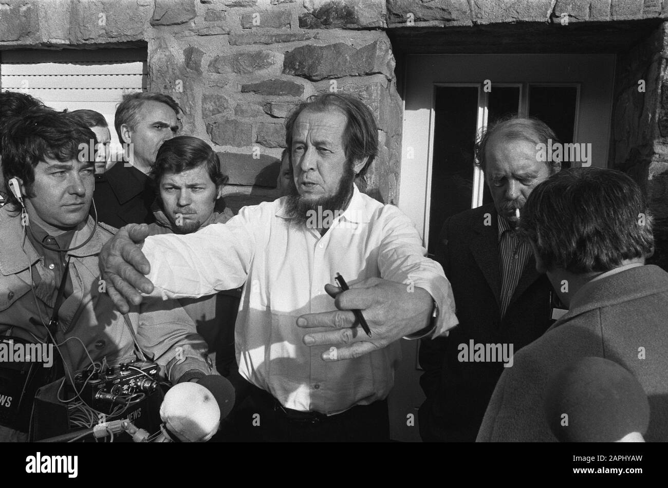 L'écrivain russe Alexander Solzhenitsyn a été expulsé de Russie et reste maintenant dans la maison de Heinrich Böll Description: L'écrivain parle à la presse, juste à côté de lui Heinrich Böll Date: 14 février 1974 lieu: Allemagne, Cologne mots clés: Presse, Romans: Böll, Heinrich, Solzjenitsyn, Alexander Banque D'Images