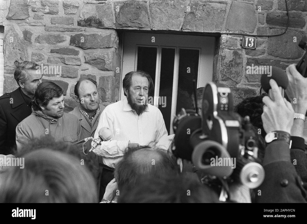 L'écrivain russe Alexander Solzhenitsyn a été expulsé de Russie et reste maintenant dans la maison d'Heinrich Böll Description: L'écrivain parle à la presse Date: 14 février 1974 lieu: Allemagne, Cologne mots clés: Presse, écrivains Nom personnel: Solzjenitsyn, Alexander Banque D'Images