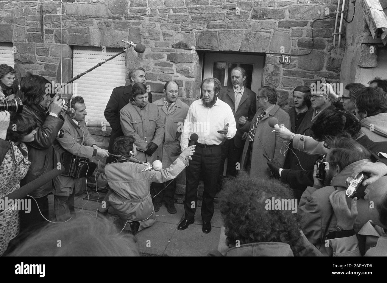 L'écrivain russe Alexander Solzhenitsyn a été expulsé de Russie et reste maintenant dans la maison de Heinrich Böll Description: L'écrivain parle à la presse, juste à côté de lui Heinrich Böll Date: 14 février 1974 lieu: Allemagne, Cologne mots clés: Presse, Romans: Böll, Heinrich, Solzjenitsyn, Alexander Banque D'Images