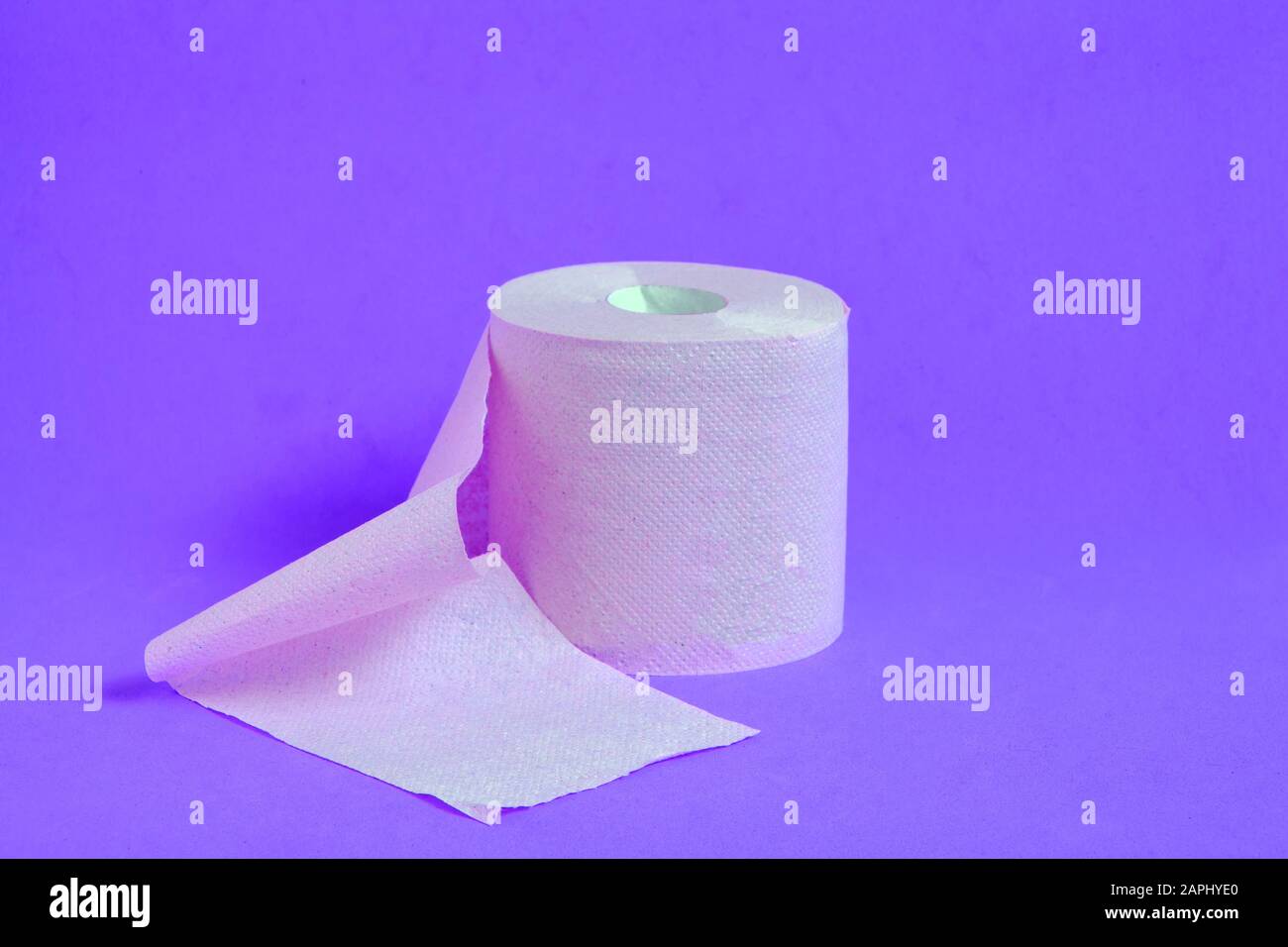 Rouleau de papier toilette sur fond lilas Banque D'Images