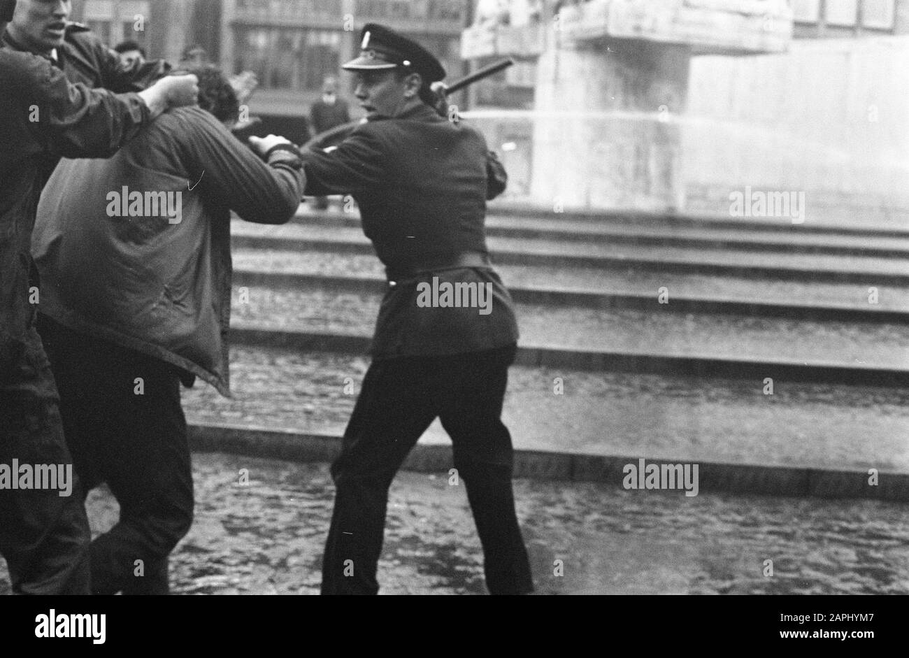 De Socialist Youth a jeté un pot de peinture rouge contre le Monument sur le Dam Date: 1 mai 1969 lieu: Amsterdam, Noord-Holland mots clés: Policiers Banque D'Images