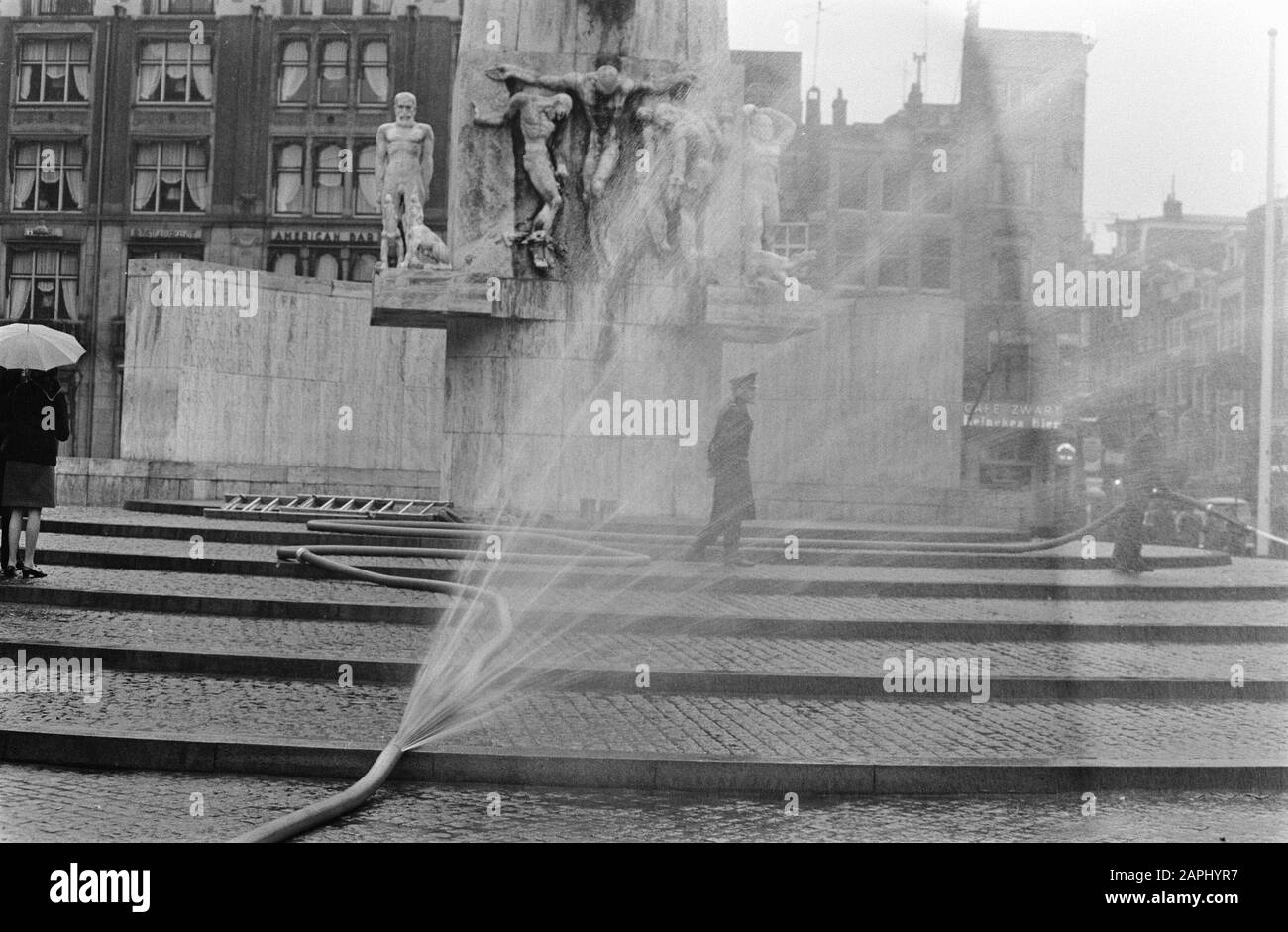 De Socialist Youth a jeté un pot de peinture rouge contre le monument sur le barrage Date: 1 mai 1969 lieu: Amsterdam, Noord-Holland mots clés: Policiers, serpents d'eau Banque D'Images