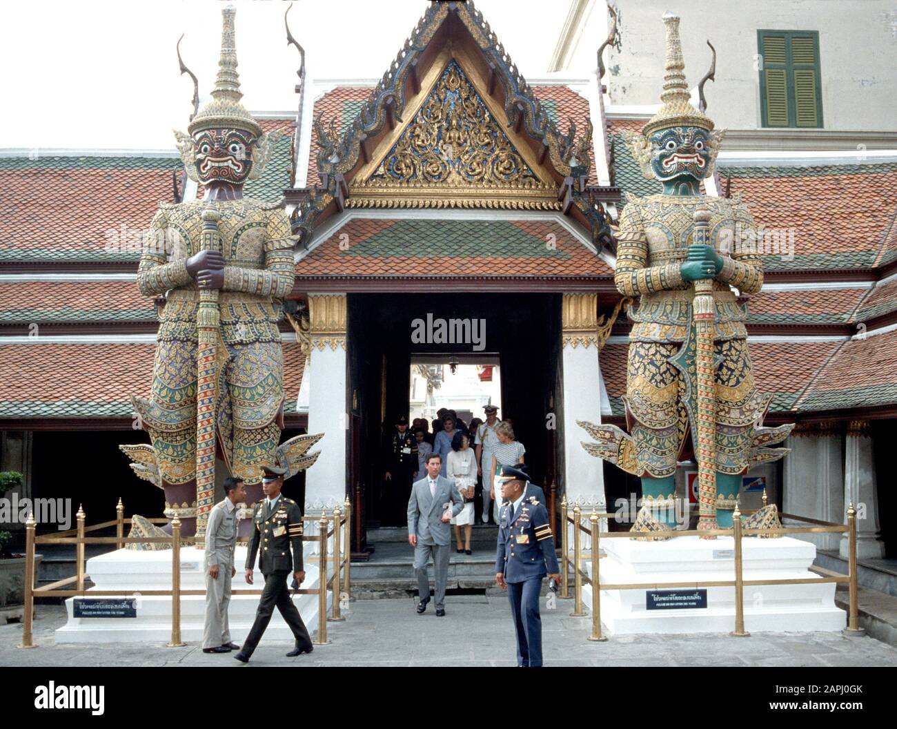 Le Prince Charles et la Princesse Diana visitent le Temple d'Or, Bangkok, Thaïlande 1988 Banque D'Images