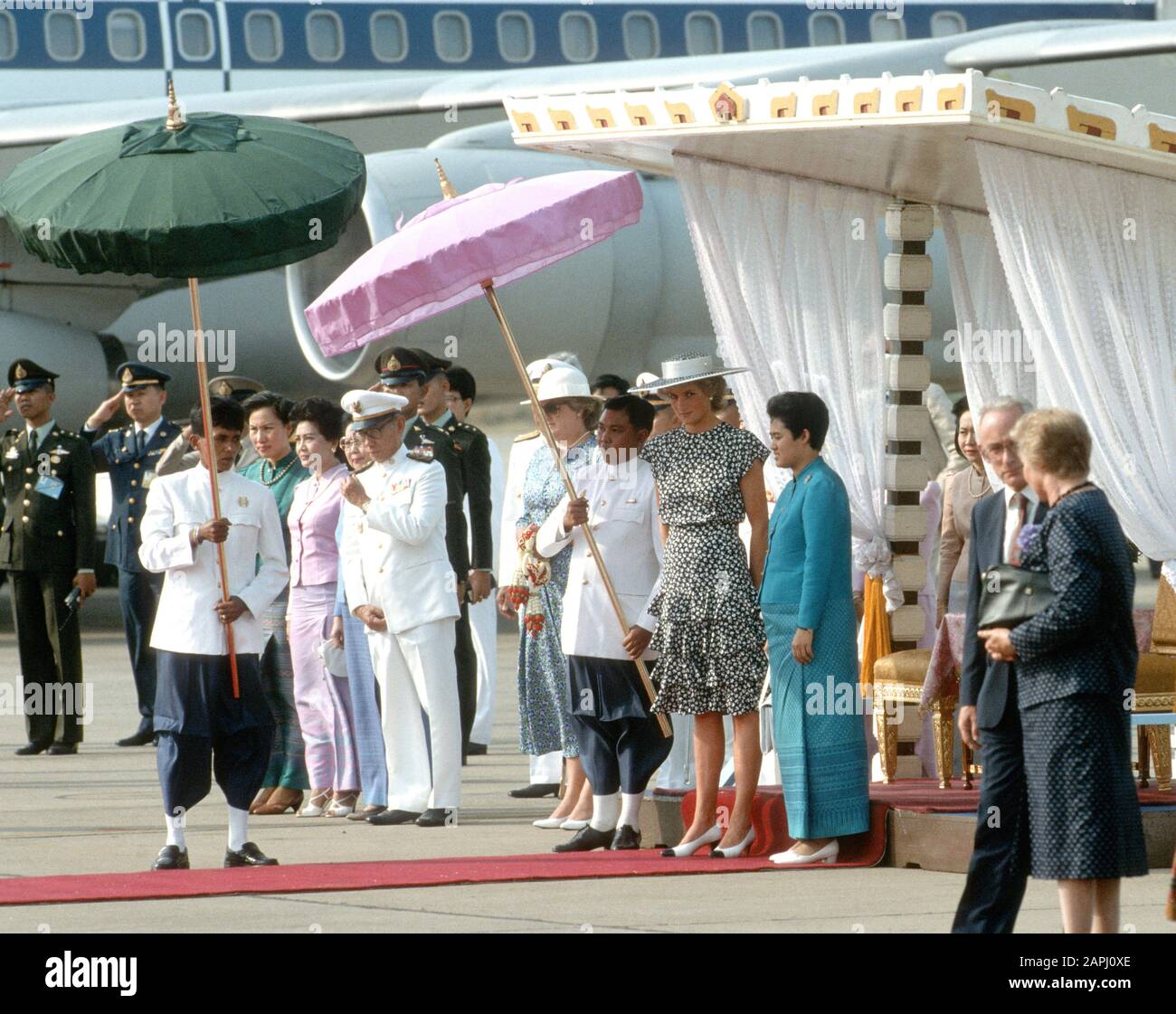 La princesse Diana HRH arrive à l'aéroport de Bangkok avec la princesse Sirindhorn (à droite), Thaïlande Février 1988 Banque D'Images