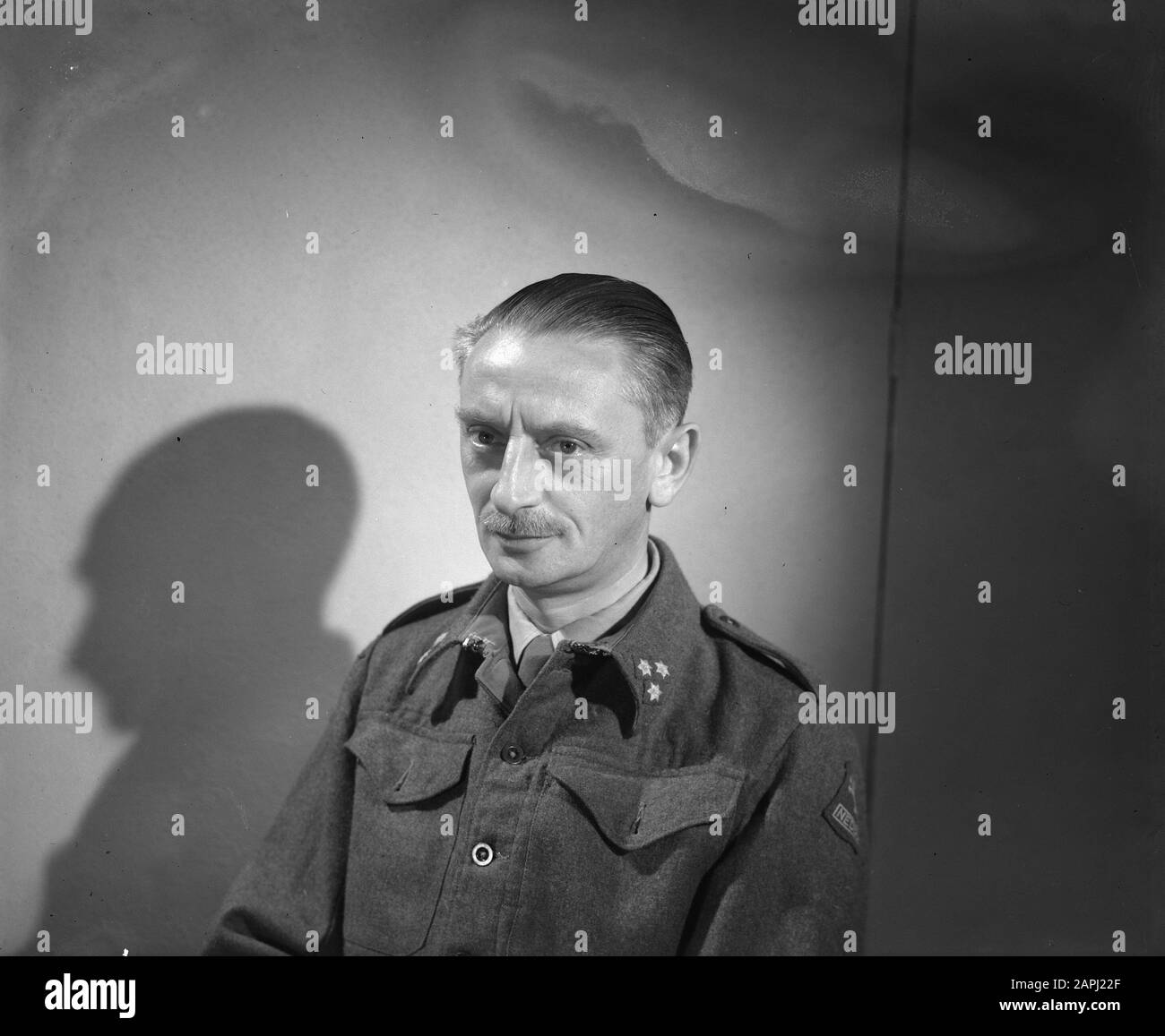Marque D. Ochse (en uniforme comme capitaine) Annotation: Fondateur de Polygon. Directeur jusqu'en 1936, alors président commissaire. Voyage dans le monde entier pendant l'invasion allemande. Il était à la disposition du gouvernement indien. Devient représentant commercial à San Francisco, après 1942 Chef Westcoast pour la NIB. En février 1943, il est candidat au poste de chef du film du RVD. En 1944, il est retourné aux Pays-Bas où il est devenu capitaine de l'Autorité militaire responsable des activités cinématographiques dans les territoires libérés. Promu par la suite à Majeur. Date: 1944 Lieu: Londres Mots Clés: O Banque D'Images