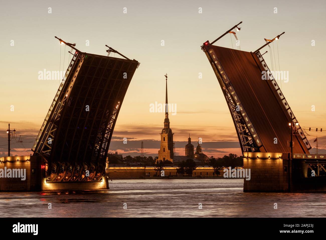 Vue de carte postale de Palace Bridge avec la Forteresse Pierre et Paul - symbole de Saint-Pétersbourg, Russie nuits blanches. Banque D'Images