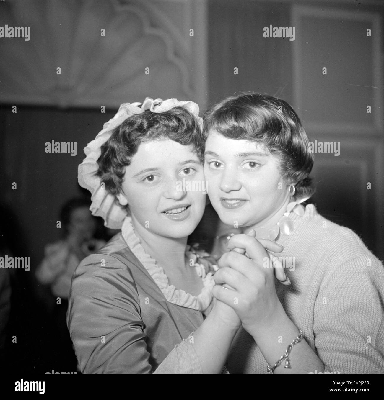 Fête de Sainte Cathérine à Paris, les vacances des maisons de mode françaises le 25 novembre Description: Les jumeaux Claudine et Yvette; l'un dans les vêtements contemporains, l'autre en costume de l'époque de la grand-mère Annotation : À Paris, la fête de Sainte Cathérine est célébrée par des filles qui sont encore non mariées à l'âge de 25 ans, travaillant dans l'industrie de la mode. Sainte Cathédrale est leur condescendance Date: 1930 lieu: France, Paris mots clés: Danses, fêtes, costumes, maisons de mode, jumeaux Banque D'Images