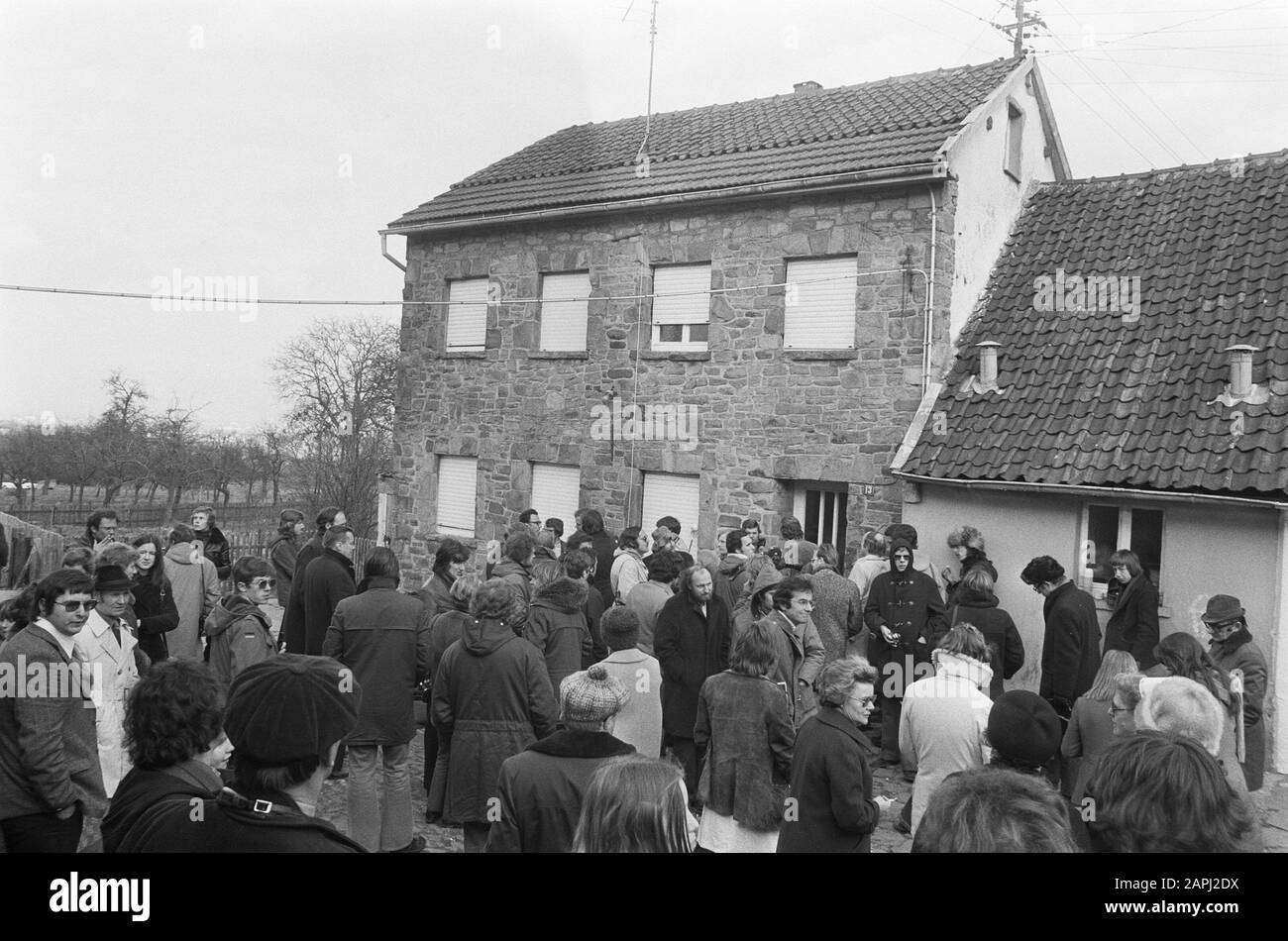 L'écrivain russe Alexander Solzhenitsyn a été expulsé de Russie et réside maintenant dans la maison de Heinrich Böll Description: La presse recueillie pour la maison de Heinrich Böll Date: 14 février 1974 lieu: Allemagne, Cologne mots clés: Maisons, presse, écrivains Nom personnel: Alexander Solzjenitsyn Banque D'Images
