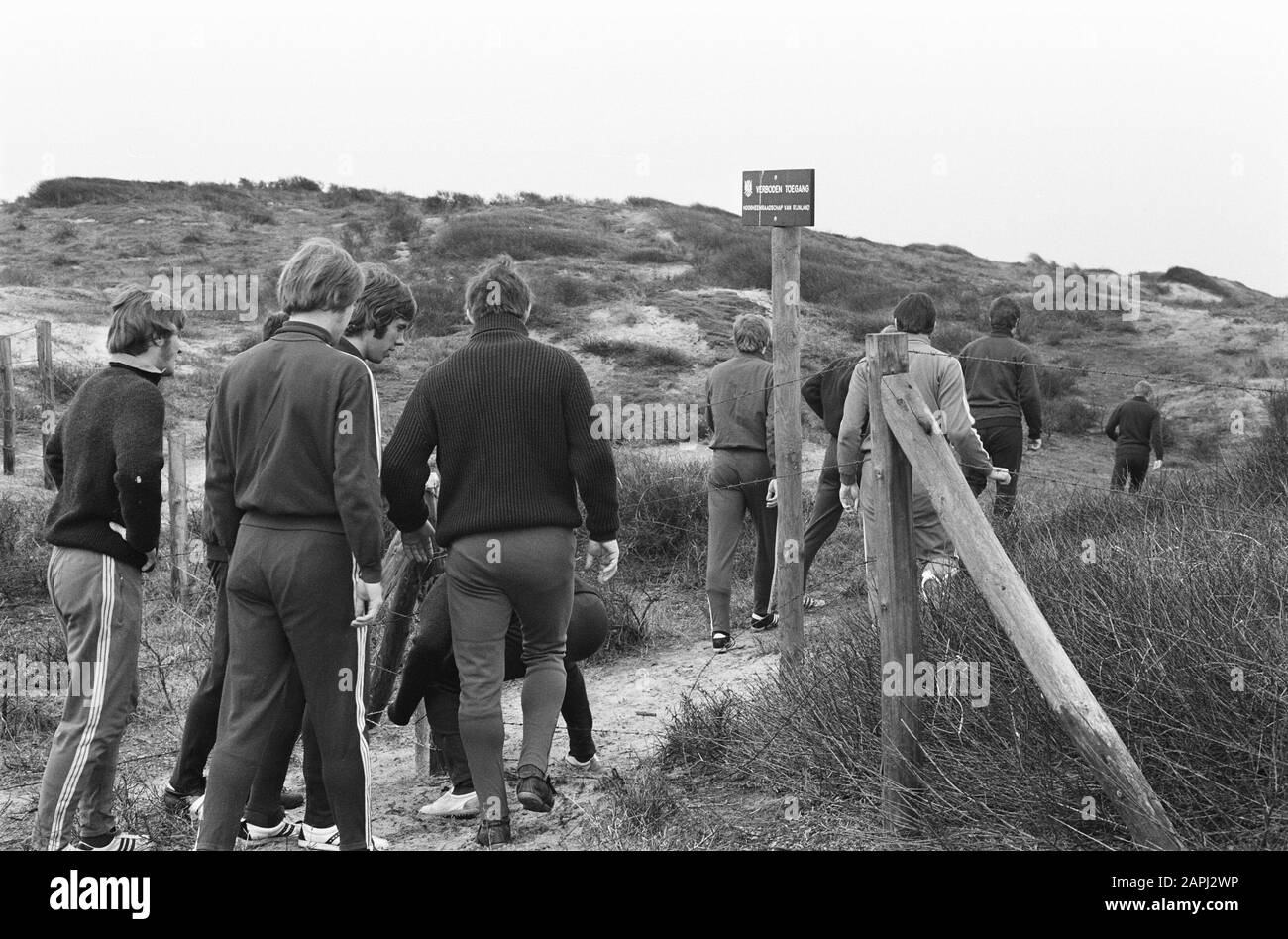 Formation d'Ajax dans les dunes et sur la plage près de Wassenaar en préparation pour le match contre Arsenal Description: Les footballeurs font une marche de dune Date: 14 avril 1970 lieu: Wassenaar, Zuid-Holland mots clés: Sport, football Banque D'Images