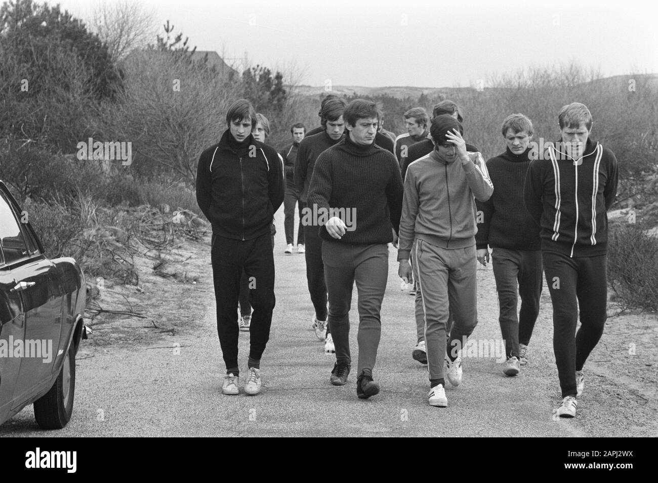 Formation d'Ajax dans les dunes et sur la plage près de Wassenaar en préparation pour le match contre Arsenal Description: Les footballeurs font une marche de dune Date: 14 avril 1970 lieu: Wassenaar, Zuid-Holland mots clés: Sport, football Banque D'Images