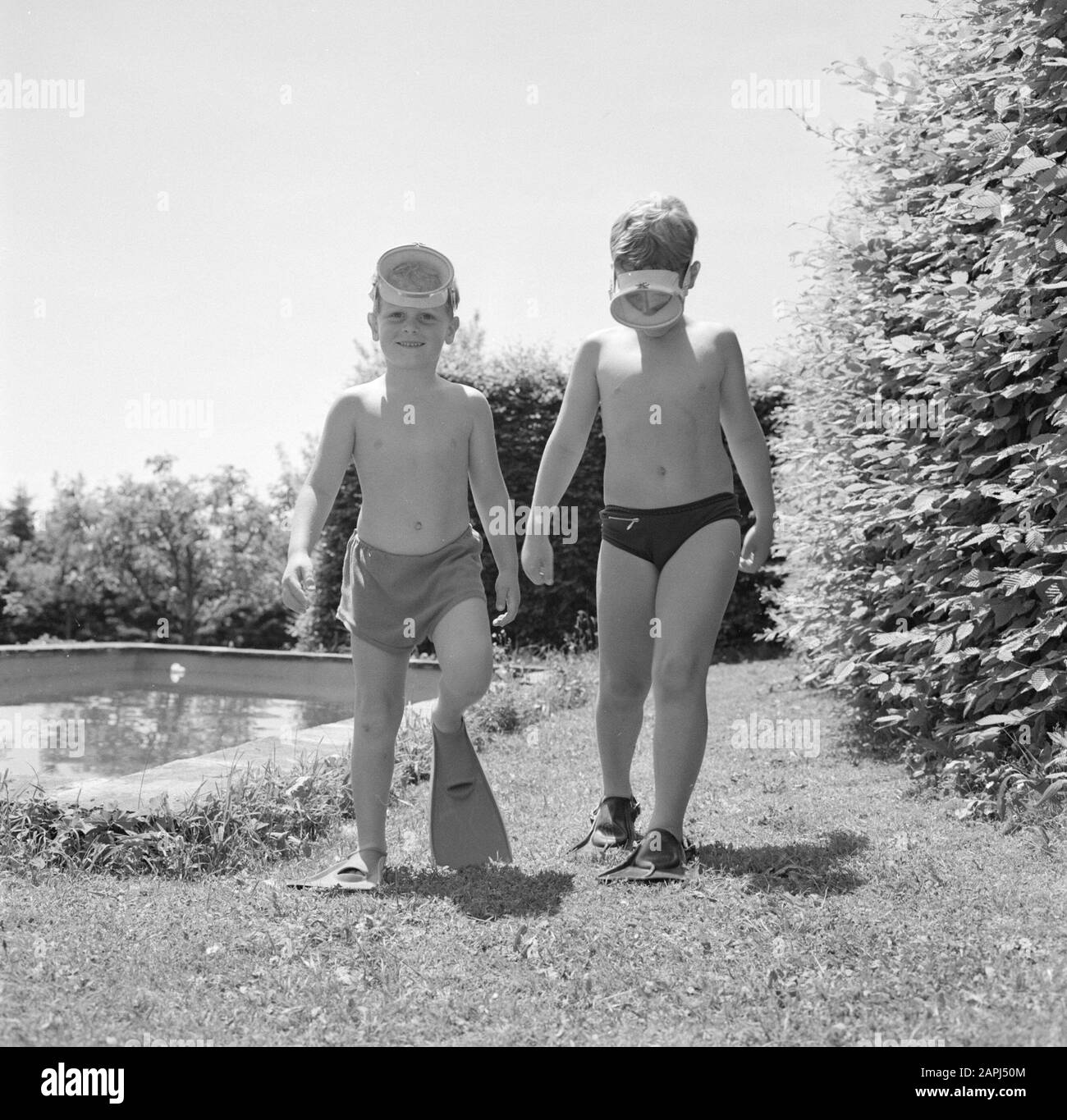 Visite à Icking Description: Les fils Kreisselmeier avec des lunettes de plongée près de la piscine Date: Mai 1964 lieu: Bavière, Allemagne mots clés: Garçons, jardins Banque D'Images