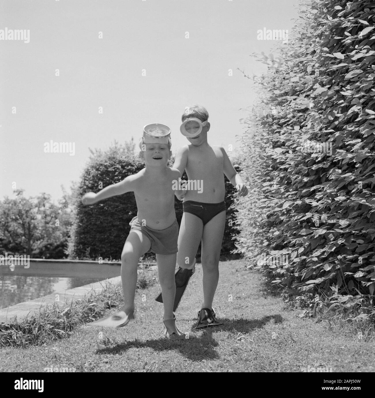 Visite à Icking Description: Les fils Kreisselmeier avec des lunettes de plongée près de la piscine Date: Mai 1964 lieu: Bavière, Allemagne mots clés: Garçons, jardins Banque D'Images