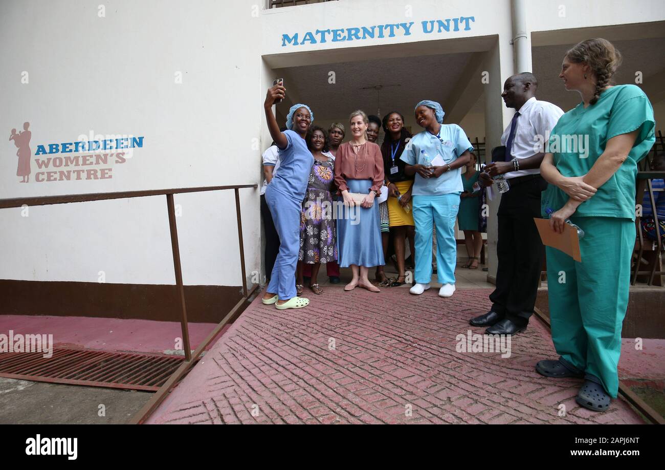 La Comtesse de Wessex pose pour des photos de style égoïste avec le personnel de la Aberdeen Women's Clinic à Freetown le deuxième jour de sa visite en Sierra Leone. Banque D'Images