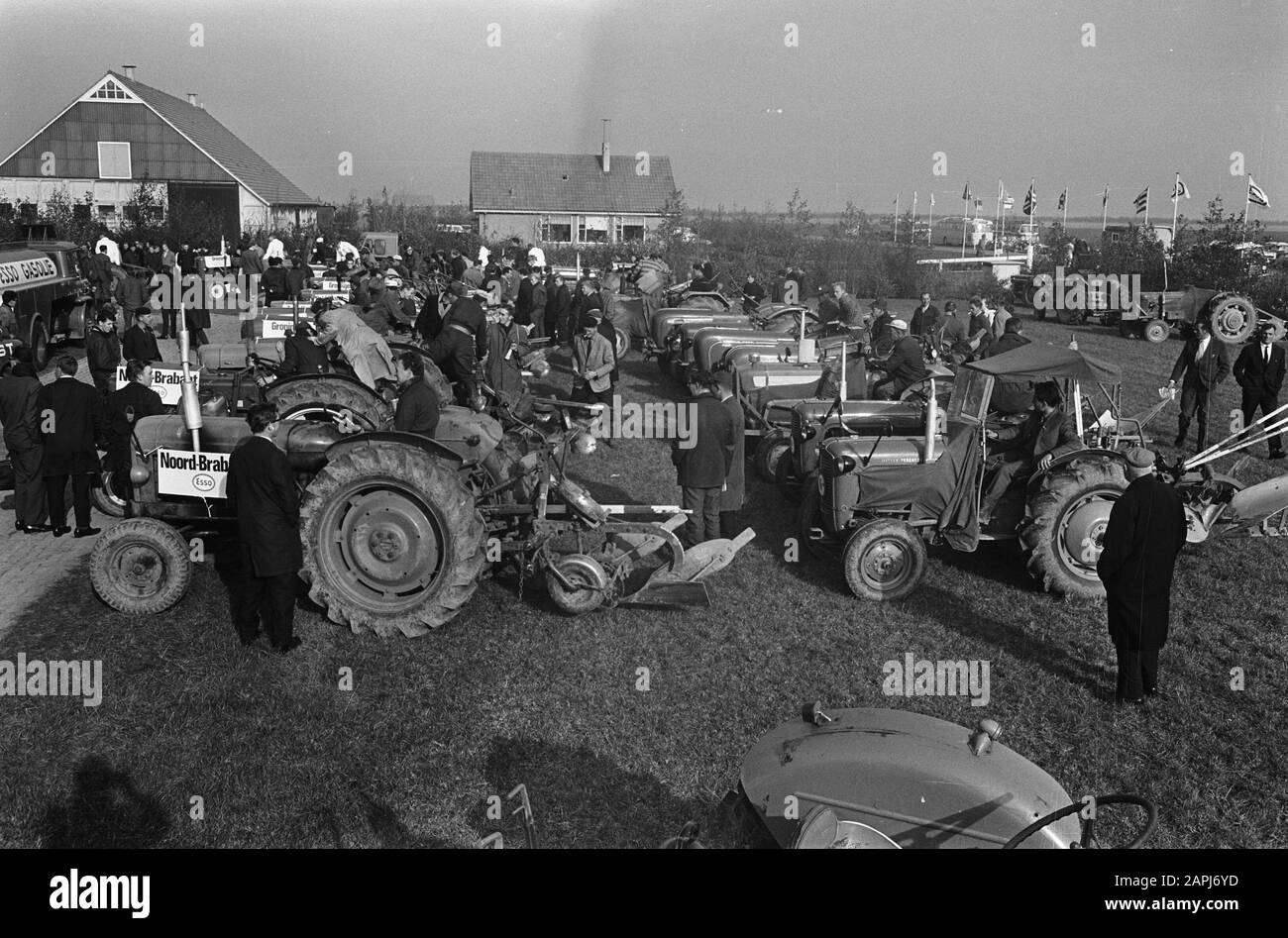 National Team matches 1965 at Swifterbant Description: Tracteurs participants Date: 27 octobre 1965 lieu: Flevoland, Swifterbant mots clés: Agriculture, outils agricoles, tracteurs, concours Nom personnel: Eelman, Klaas Nom de l'institution: Pays-Bas Banque D'Images