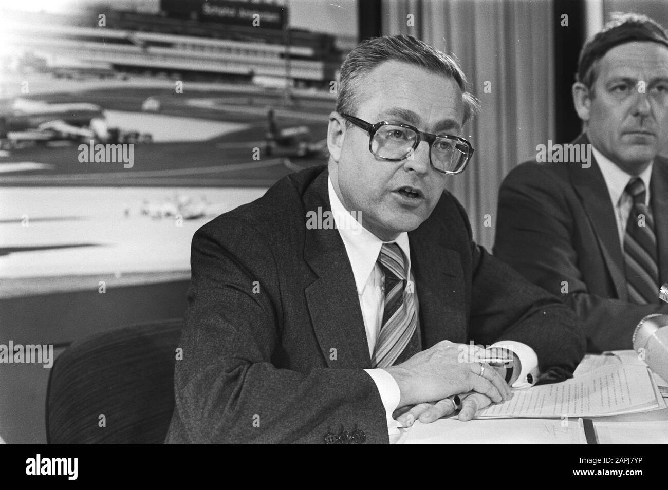 Le ministre de la Défense Scholten de retour des États-Unis; le ministre Scholte lors de la conférence de presse (titre) Date : 1 juin 1978 mots clés : conférences de presse Banque D'Images