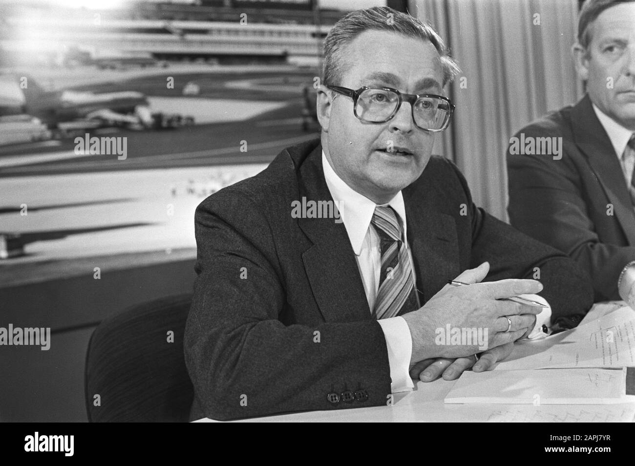 Le ministre de la Défense Scholten de retour des États-Unis; le ministre Scholte lors de la conférence de presse (titre) Date : 1 juin 1978 mots clés : conférences de presse Banque D'Images
