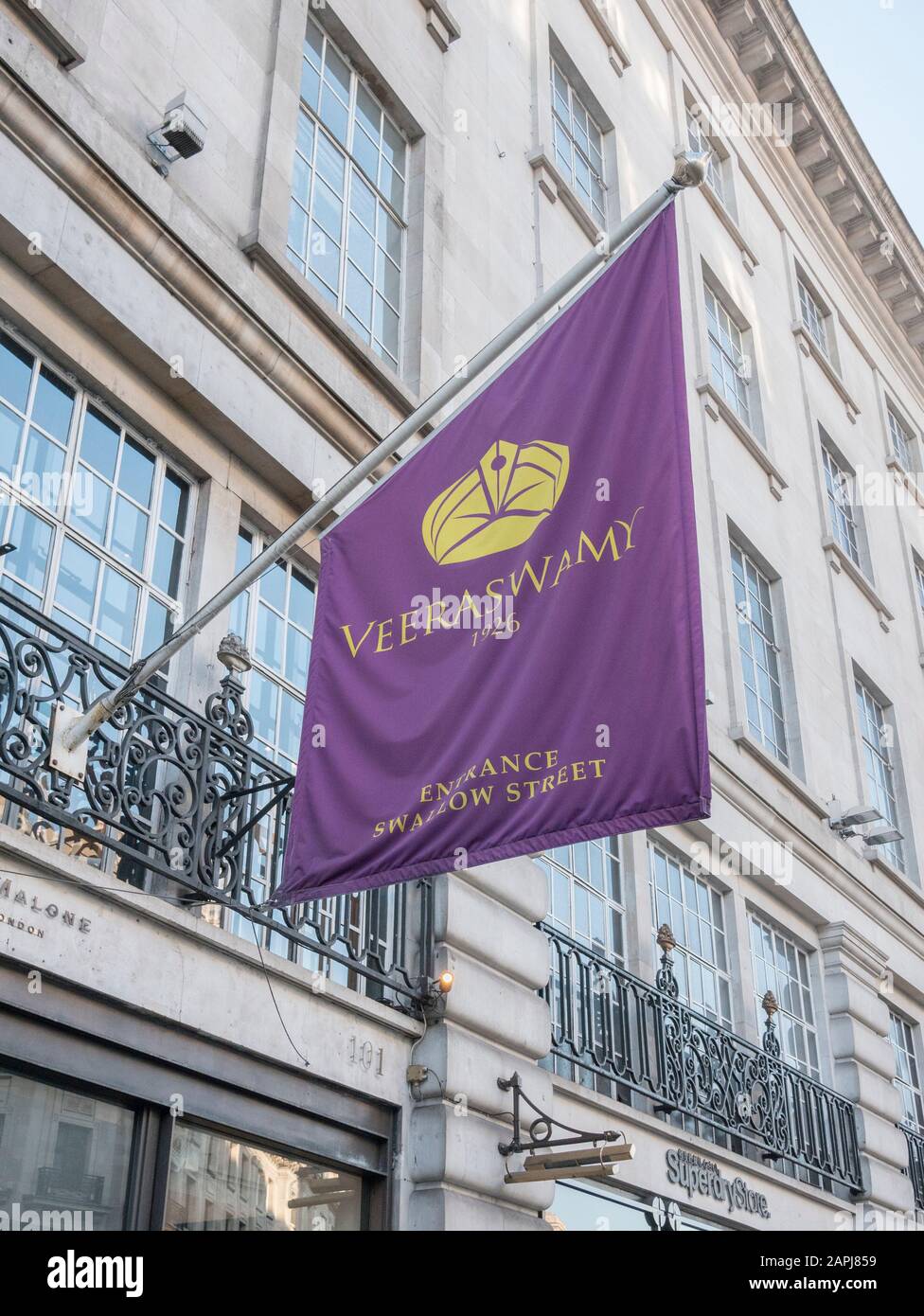Bannière violette du célèbre restaurant indien de Londres Veeraswamay. Métaphore industrie du curry britannique, secteur de l'accueil britannique, semaine nationale de curry. Banque D'Images