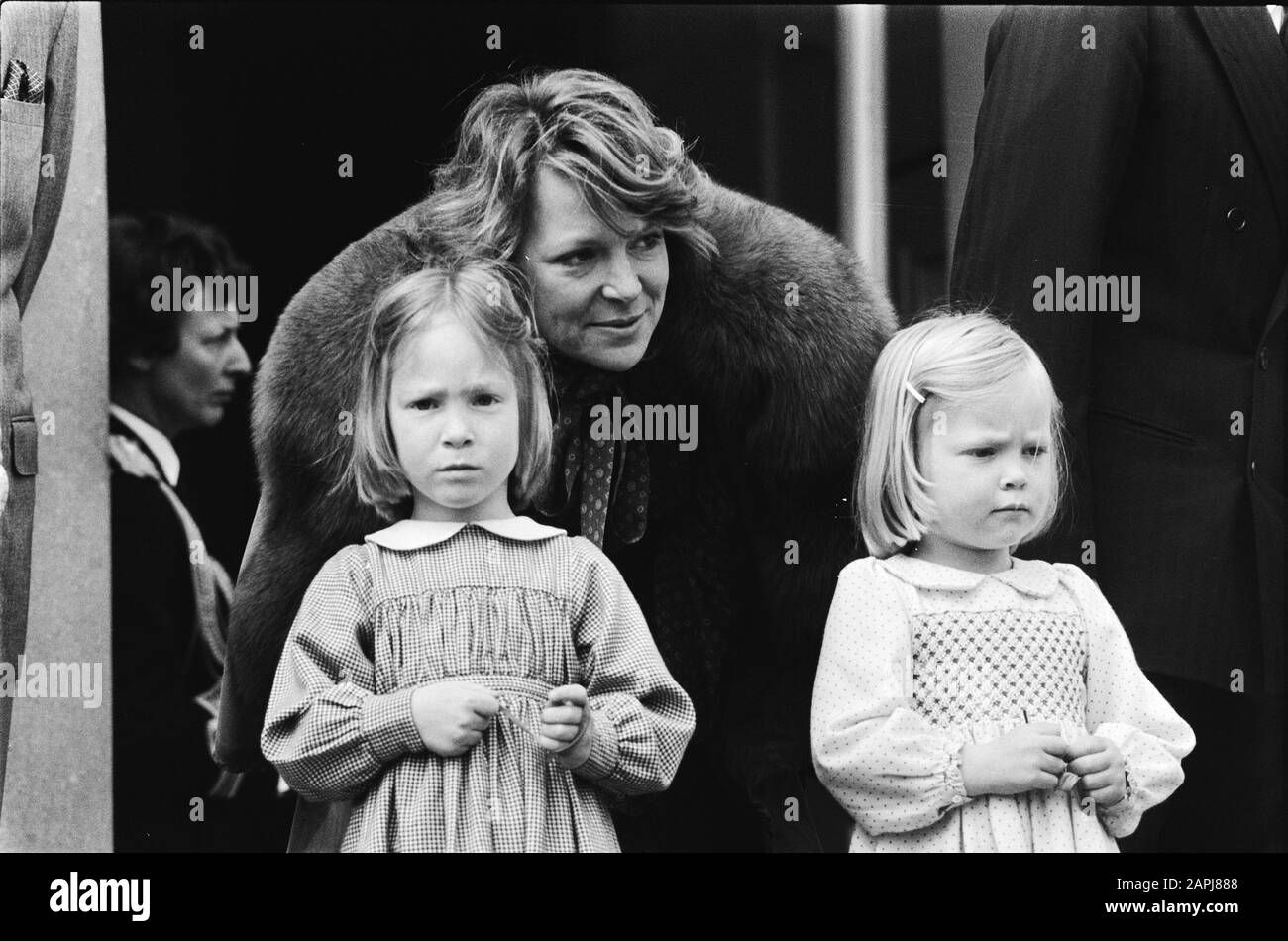 Defile Soestdijk 78; Princess Irene avec fille Marguerite (l) et Maria Carolina Date: 1 mai 1978 lieu: Soestdijk, Utrecht mots clés: Defiles Nom de personne: Carolina, princesse, Irene, princesse Banque D'Images