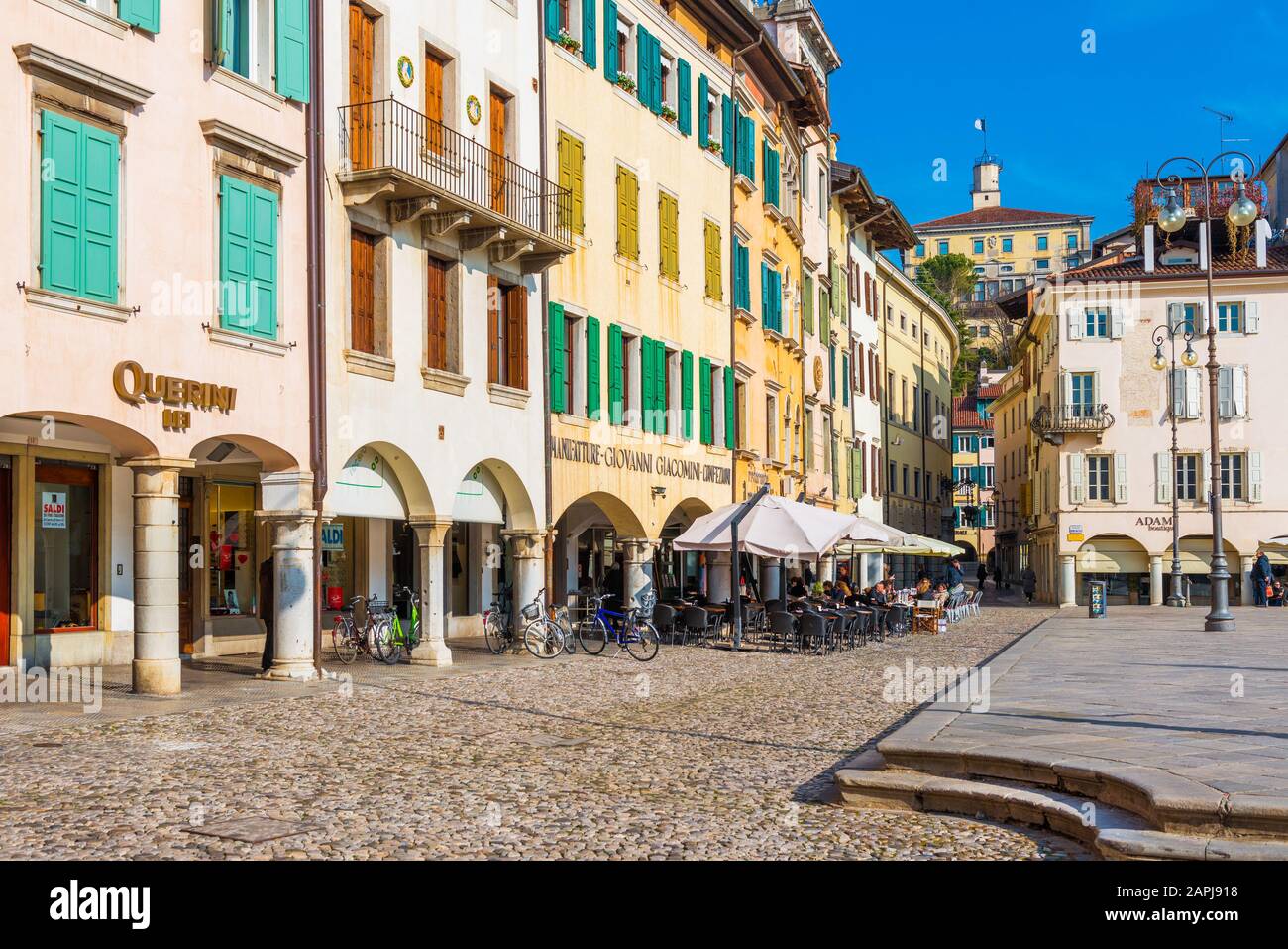 Udine - Février 2017, Friuli Venezia Giulia, Italie: La rue d'Udine avec l'architecture traditionnelle et le pavé de pierre Banque D'Images