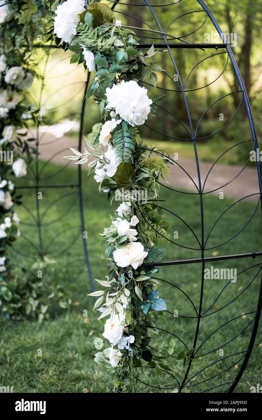 Belles fleurs blanches sur l'arche de cérémonie de mariage en métal pour le mariage extérieur Banque D'Images