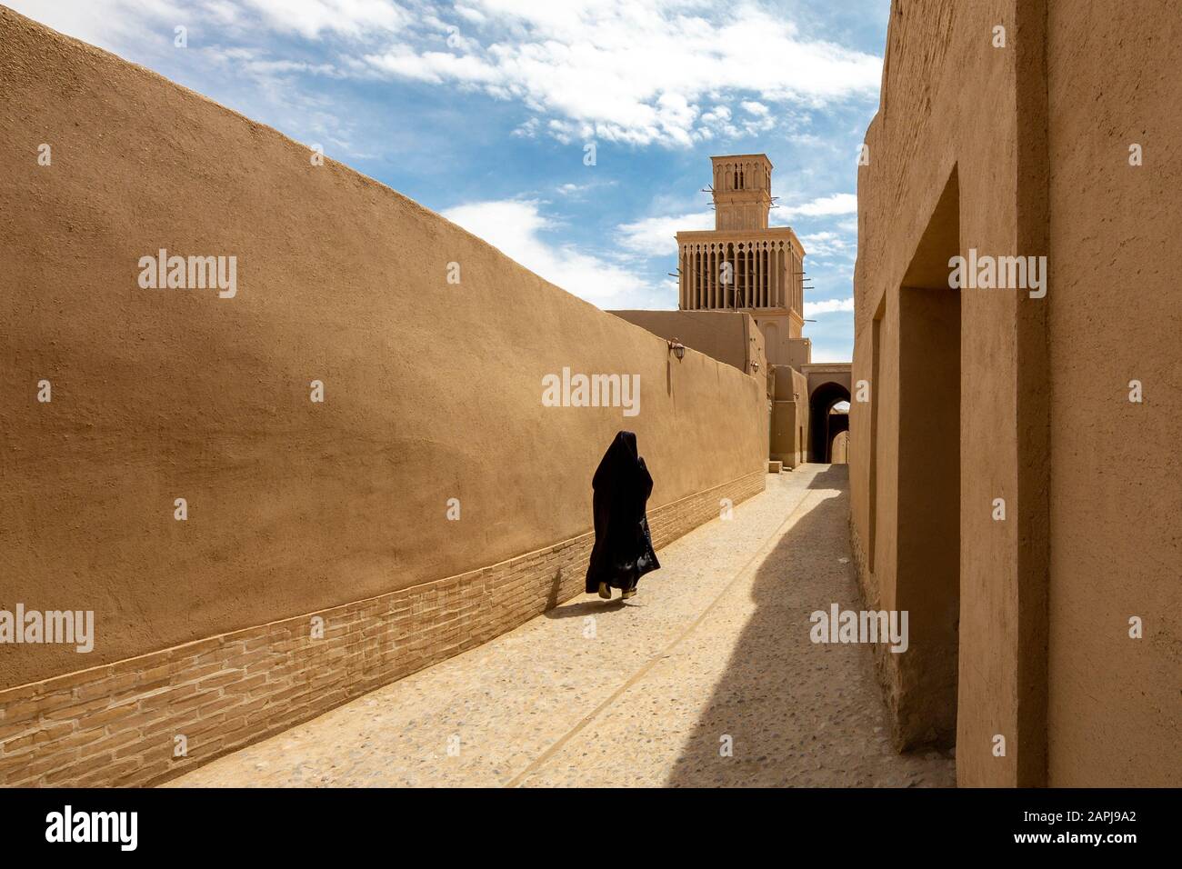 Ancienne rue avec tour à vent en arrière-plan à Abarkuh, Iran Banque D'Images