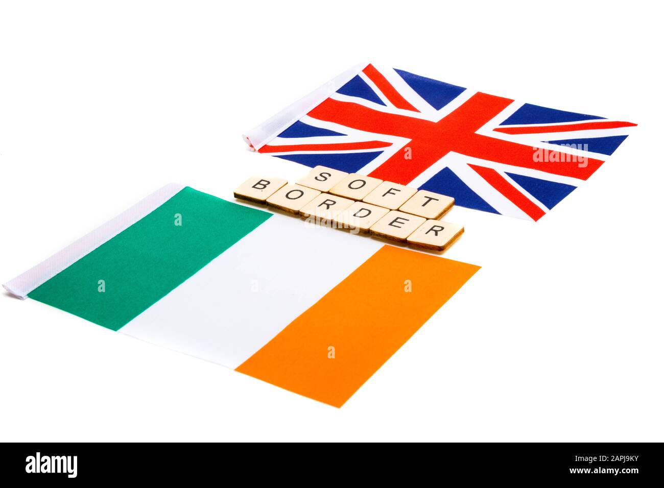 Le drapeau national du Royaume-Uni et de la République d'Irlande sur un fond blanc avec un signe de la frontière douce Banque D'Images