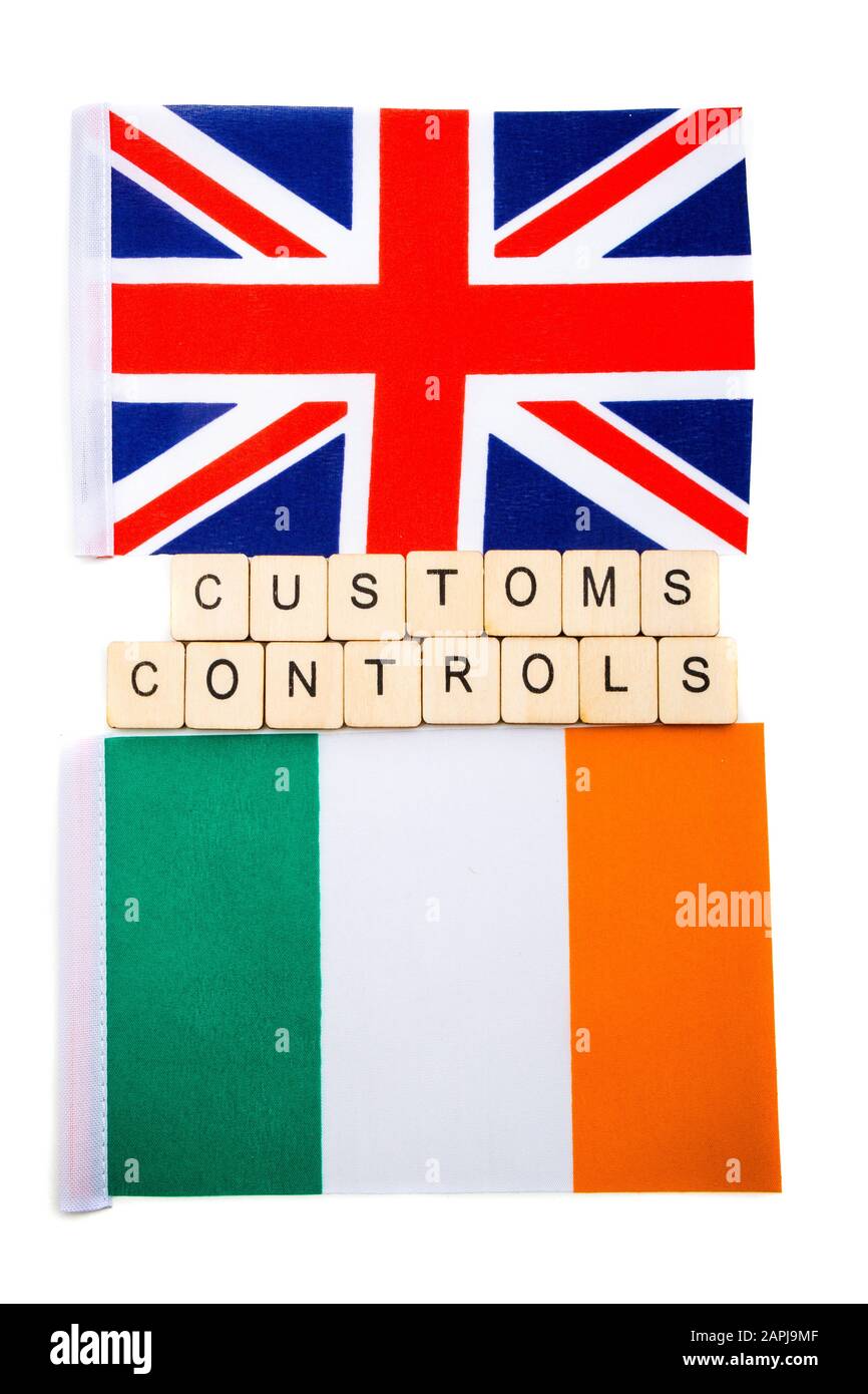 Le drapeau national du Royaume-Uni et de la République d'Irlande sur un fond blanc avec un signe de lecture contrôles douaniers Banque D'Images