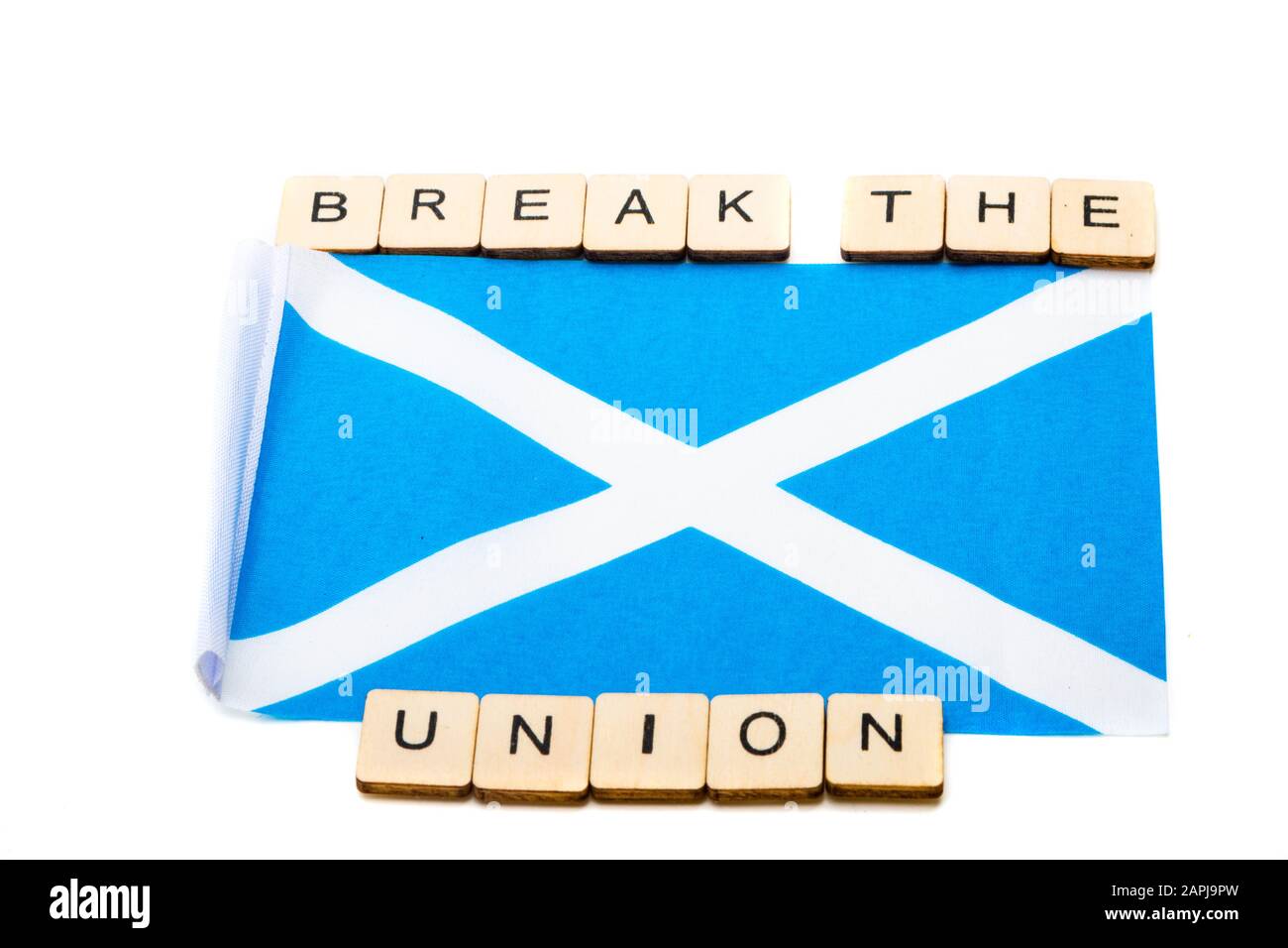 Le drapeau national de l'Ecosse, le Saltaire ou la croix de St Andrews sur un fond blanc avec un signe de lecture briser L'Union Banque D'Images