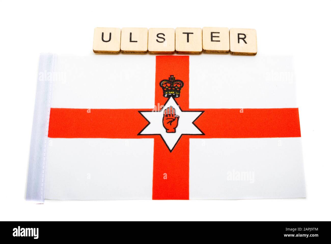 Le drapeau national de l'Irlande du Nord sur un fond blanc avec un signe de lecture Ulster Banque D'Images